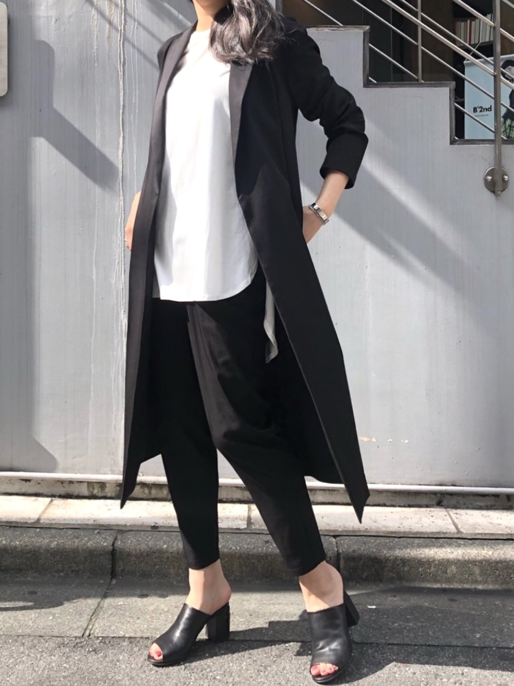 「大人コーデ、セットアップ、オケージョン、ワントーンコーデ、モノトーン、ロングジャケット、marechal terre、お仕事コーデ、OFFICINE CREATIVE、サンダル」｜「MARECHAL TERREのMARECHAL TERRE (マルシャルテル)  ロングジャケット（ステンカラーコート、ブラック系）」を使った、kawamotoさん（レディース・166cm）の夏コーディネートの1枚目の写真