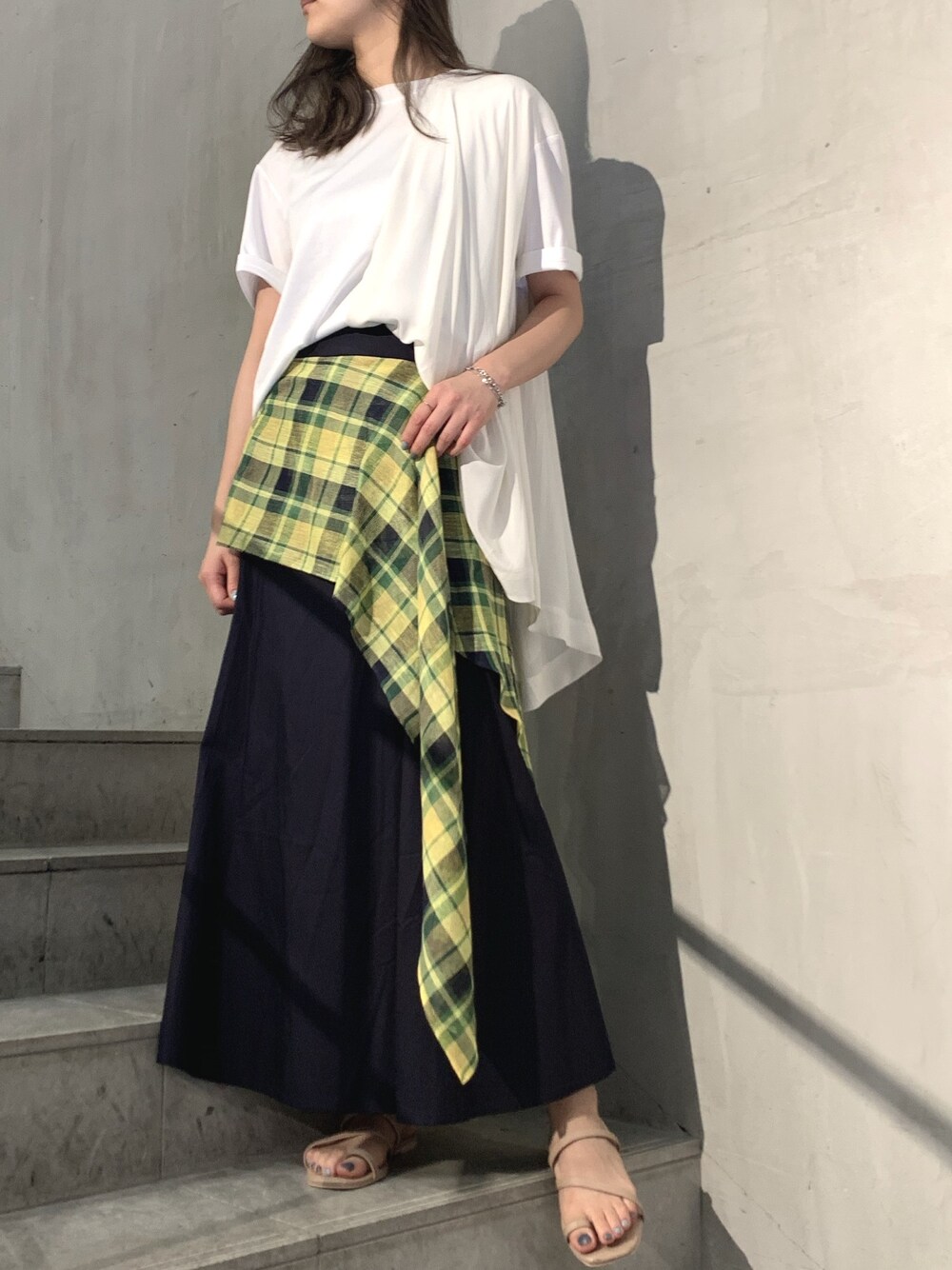 「オトナカジュアル、スカート、キレイめ、EZUMI、EZUMi×B2nd、白Tシャツ、アシンメトリー、アシンメトリースカート、ビーチサンダル、夏コーデ」｜「SPORTMAX CODEのアイテム（トップス、ホワイト系）」を使った、kawamotoさん（レディース・166cm）の夏コーディネートの1枚目の写真
