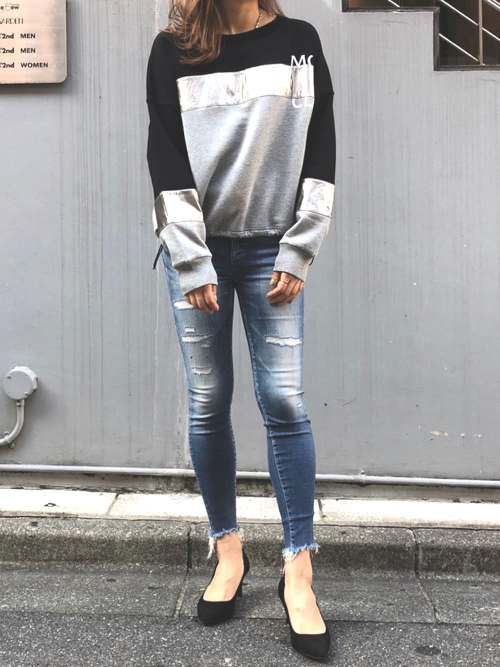 「シンプルコーデ、モンクレール、MONCLER、カジュアルコーデ、オトナ女子、デニムパンツ、きれいめカジュアル、トレーナー、スポーツミックス、surt」｜「MONCLERのアイテム（スウェット、ブラック系）」を使った、kawamotoさん（レディース・166cm）の夏コーディネートの1枚目の写真