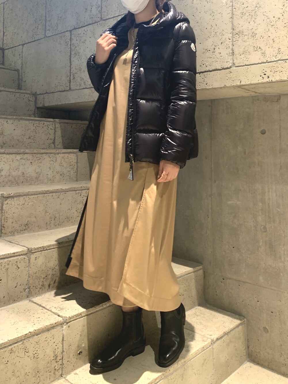「秋のコーデ、ダウンジャケット、モンクレール、MONCLER、カジュアル、ダウン、ワンピース、EARLE、レザーシューズ、J.C.M」｜「MONCLERのアイテム（ダウンジャケット/コート、ブラック系）」を使った、kawamotoさん（レディース・166cm）の秋コーディネートの1枚目の写真