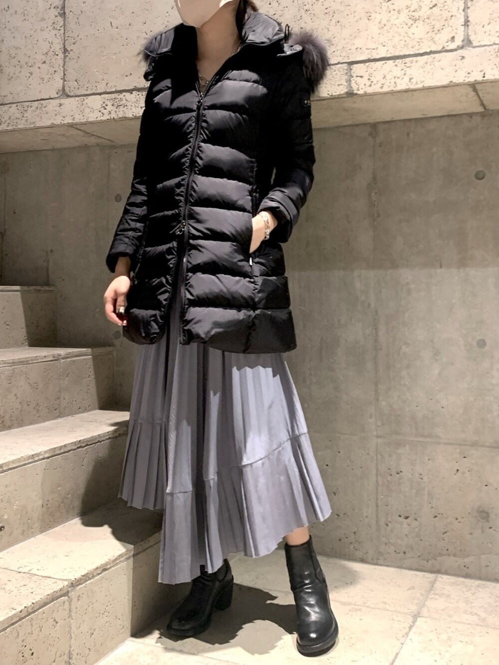 「ダウンジャケット、スカート、冬コーデ、プリーツスカート、TATRAS、OFFICINE CREATIVE、タトラス、高身長女子、ダウンスタイル、オトナ女子」｜「TATRASのTATRAS（タトラス）SARMA / サルマ / ファー付きミドルダウン（ダウンジャケット/コート、ブラック系）」を使った、kawamotoさん（レディース・166cm）の秋コーディネートの1枚目の写真