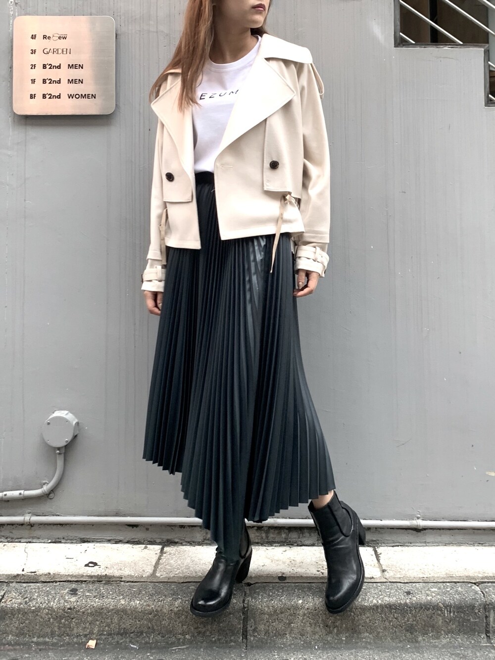 「オトナカジュアル、秋のマイ旬スタイル、EZUMI、EZUMi×B2nd、ロゴT、おしゃれさんと繋がりたい、プリーツスカート、秋のコーデ、rekisami、高身長女子」｜「EZUMiのEZUMi（エズミ）別注ロゴTシャツ（Tシャツ/カットソー、ホワイト系）」を使った、kawamotoさん（レディース・166cm）の秋コーディネートの1枚目の写真