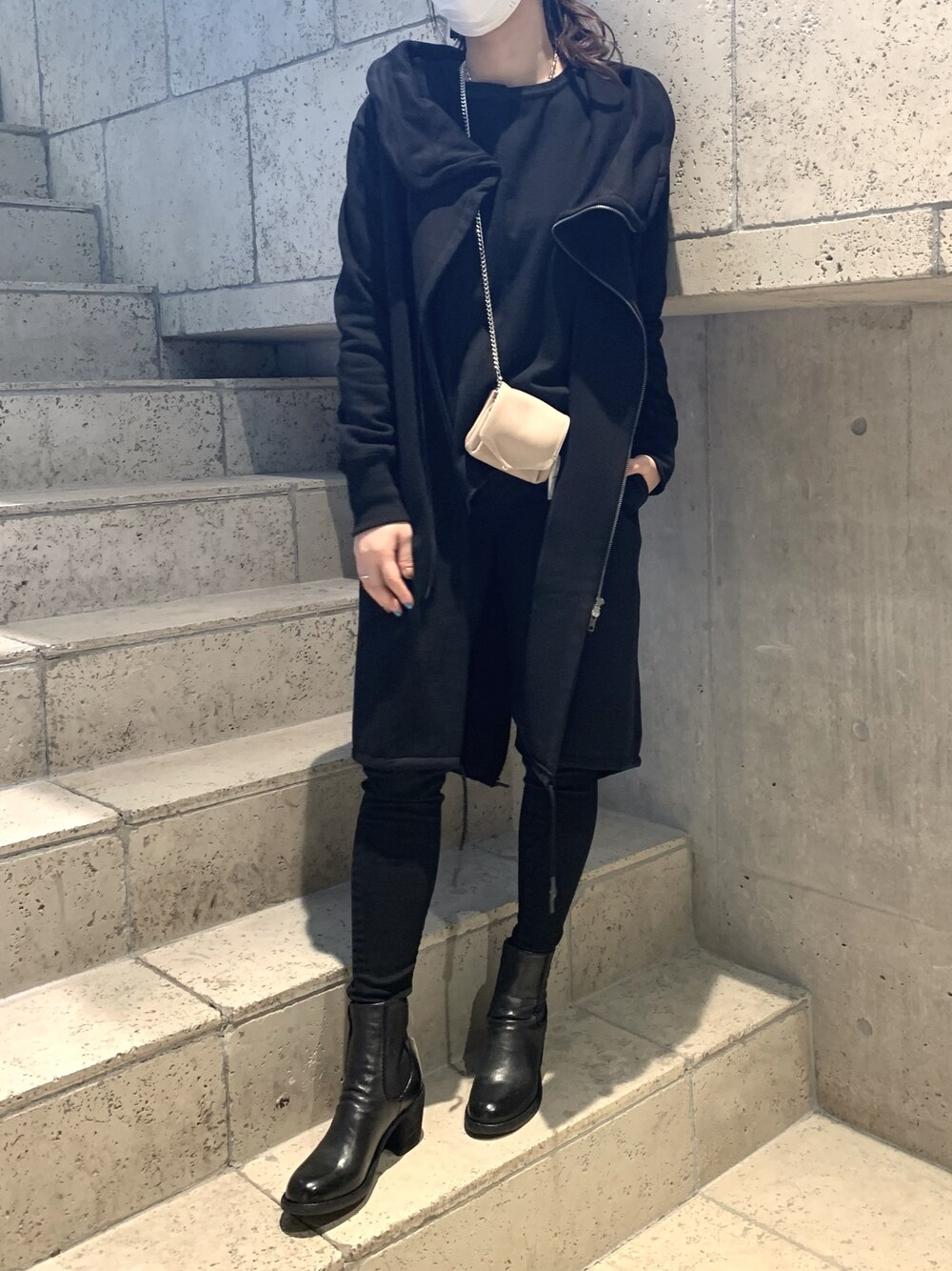 「デニム、ブラック、ブラックコーデ、ショートブーツ、大人コーデ、スキニーデニム、ロングパーカー、秋コーデ、秋冬コーデ、surt」｜「BACKLASHのballet by BACKLASH（バレエバイバックラッシュ）別注チェーンウォレット/シルバー（財布、ベージュ系）」を使った、kawamotoさん（レディース・166cm）の秋コーディネートの1枚目の写真