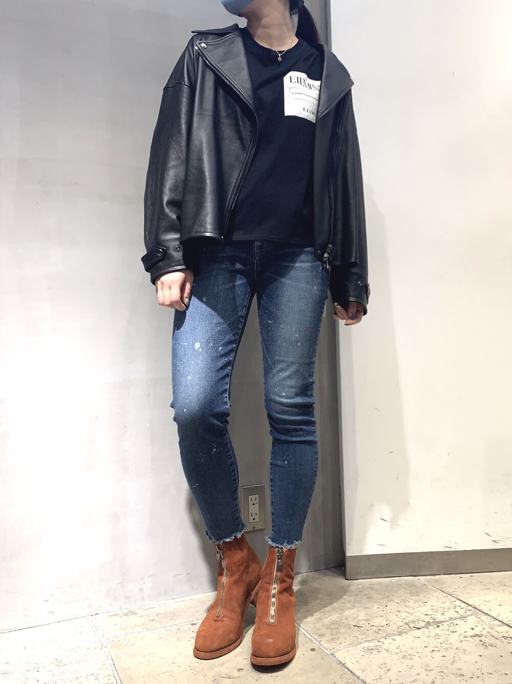 「デニム、ブーツ、ブラック、レザージャケット、Tシャツ、大人カジュアル、GUIDI、surt、EZUMI」｜「GUIDIのアイテム（ブーツ、オレンジ系）」を使った、kawamotoさん（レディース・166cm）の冬コーディネートの1枚目の写真