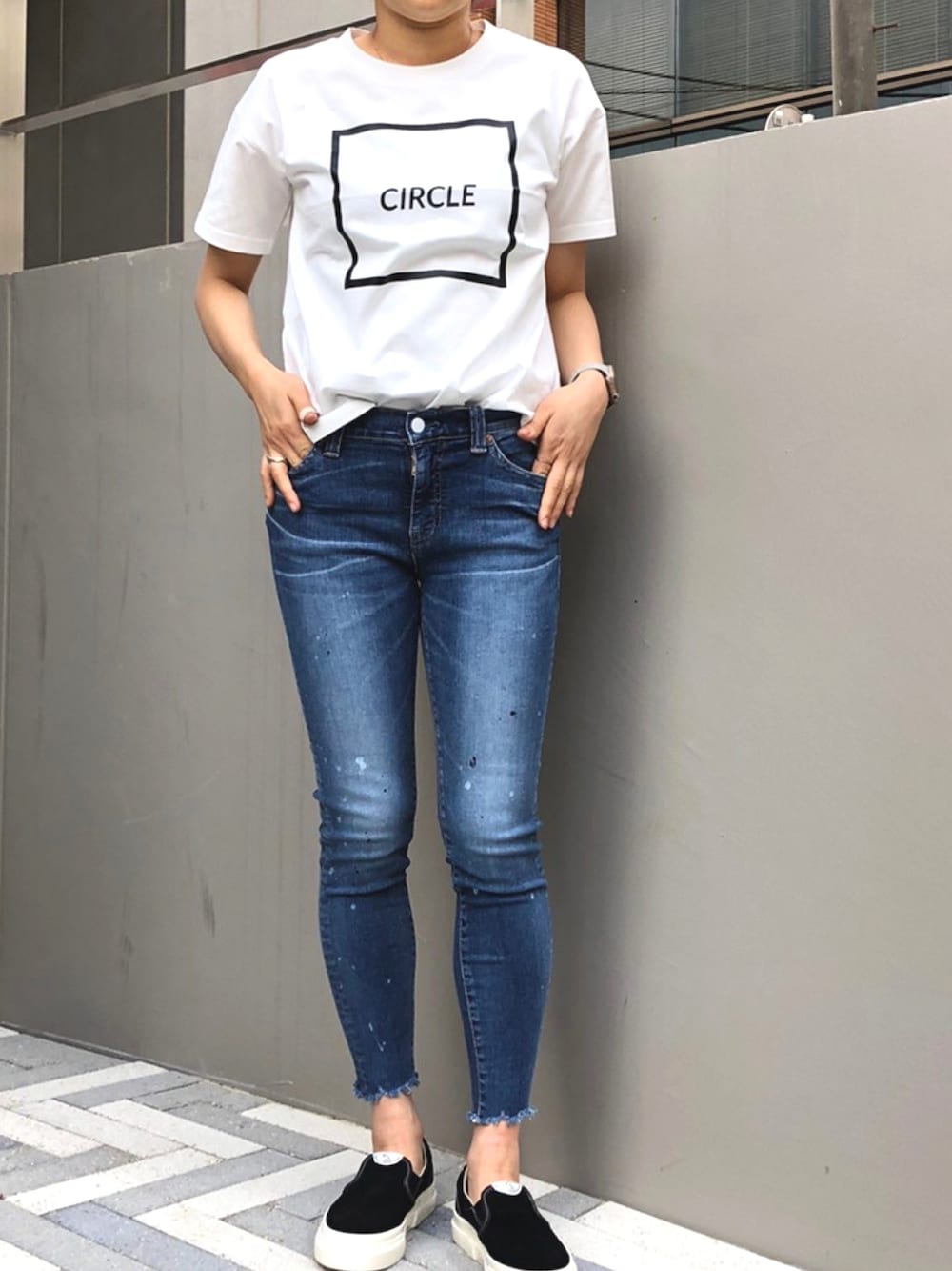 「シンプル、デニム、スキニーデニム、surt、カジュアルコーデ、白Tシャツ、夏コーデ、スニーカー」｜「EACH.のCIRCLE TEE（Tシャツ/カットソー、ホワイト系）」を使った、kawamotoさん（レディース・166cm）の春コーディネートの1枚目の写真