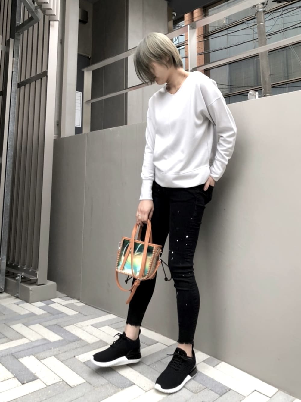 「スニーカー、シンプル、モノトーン、スキニーデニム、MONCLER、ブラックスキニー、着回しコーデ、高身長女子、surt」｜「surtのSURT（サート）ペンキスキニーウォッシュ / ブラック（デニムパンツ、ブラック系）」を使った、kawamotoさん（レディース・166cm）の春コーディネートの1枚目の写真