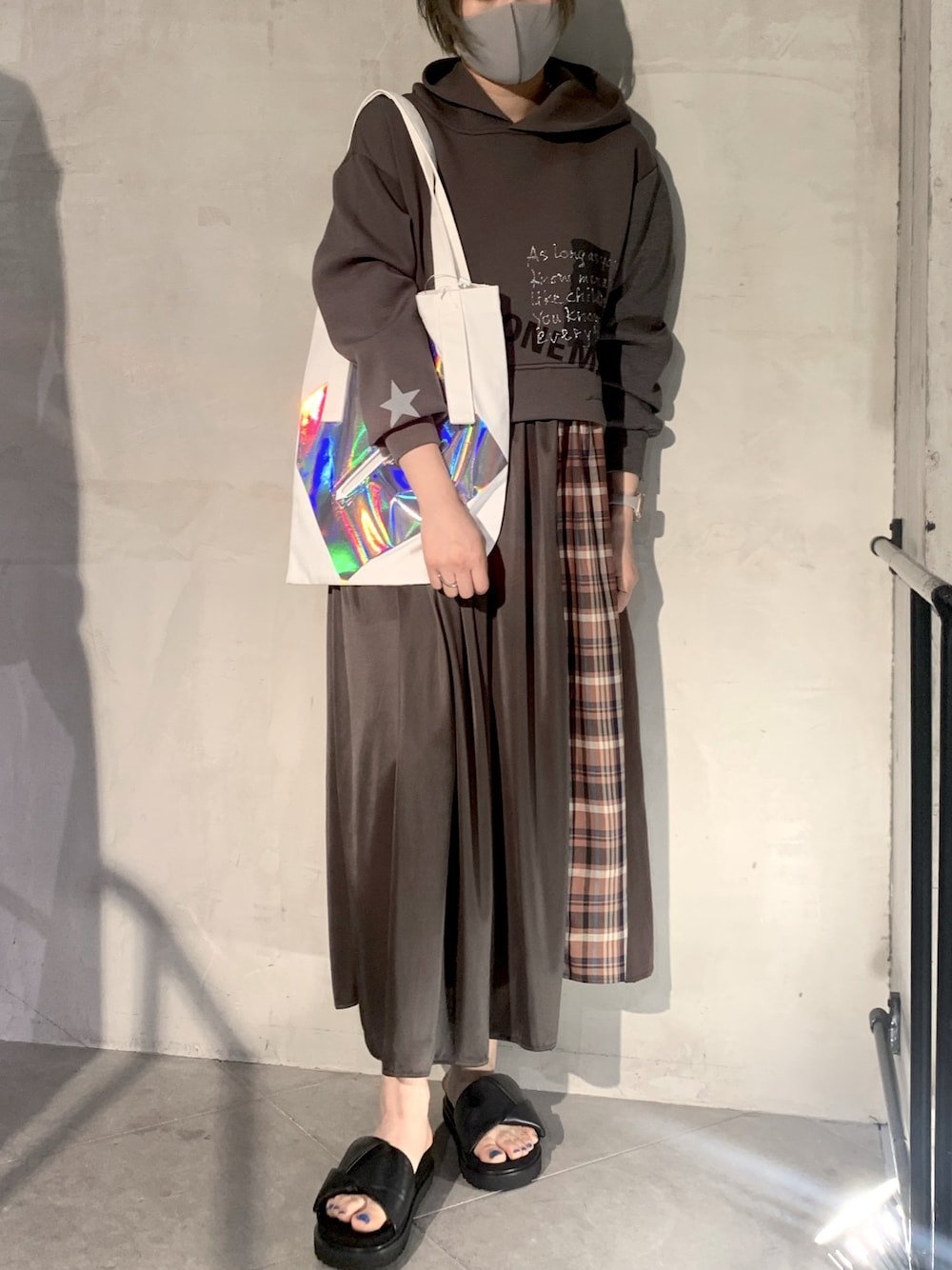 モンクレールキャップTシャツジャケットパンツに合うサンダル MONCLERのサンダルを使った人気ファッションコーディネート - WEAR