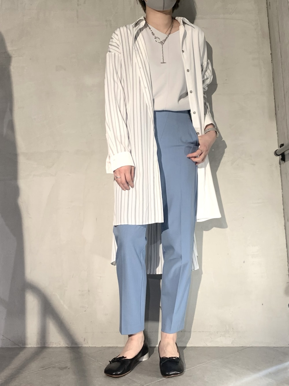 「シンプル、シャツ、ブルー、カラーパンツ、ストライプ、大人カジュアル、春、大人女子、シャツスタイル」｜「DROIT BELLOのDROIT BELLO（ドロイトベロ）CHAIN NECKLACE / チェーンネックレス（ネックレス、シルバー系）」を使った、kawamotoさん（レディース・166cm）の春コーディネートの1枚目の写真