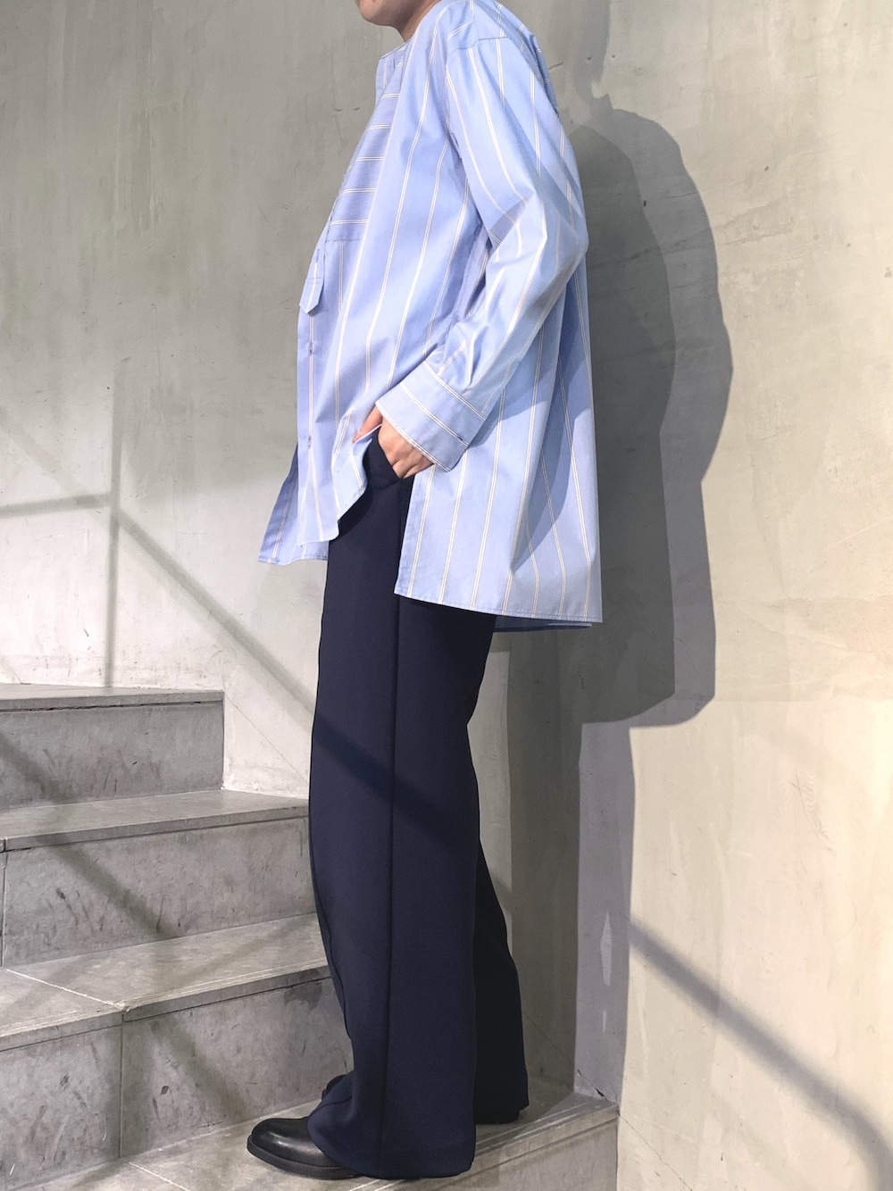 「シンプル、ブルー、ストライプ、メンズライク、パンツスタイル、シャツスタイル、ブルーシャツ、B2nd、オトナ女子、初夏コーデ」｜「Uncut BoundのUncut Bound(アンカットバウンド)　ストライプブザムシャツ（シャツ/ブラウス、ブルー系）」を使った、kawamotoさん（レディース・166cm）の春コーディネートの1枚目の写真