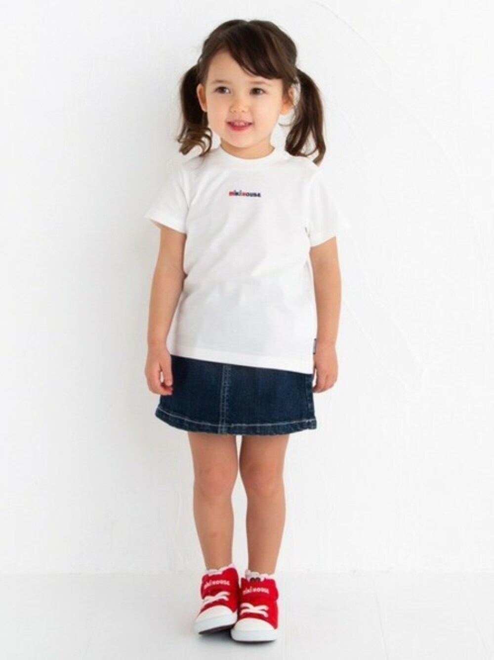 「ロゴT、シンプル、Tシャツ、キッズコーデ、シンプルコーデ、ロゴTシャツ、着回しコーデ、ミキハウス、Tシャツコーデ、着回し抜群」｜「MIKI HOUSEのロゴ刺しゅう入り半袖Ｔシャツ（Tシャツ/カットソー、ホワイト系）」を使った、mikihouse担当者さん（キッズ・92cm）の夏コーディネートの1枚目の写真