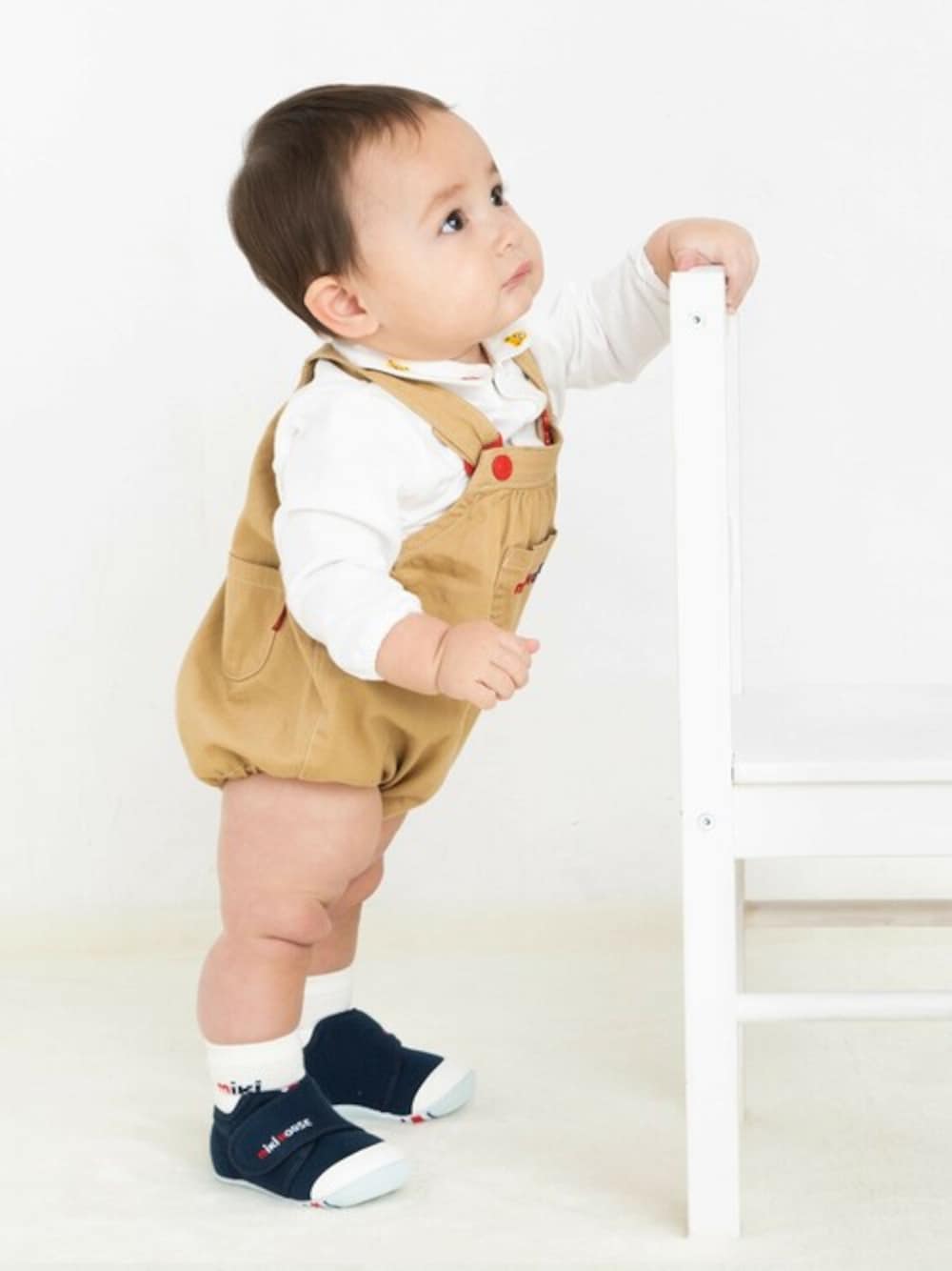 「サロペット、オーバーオール、ロゴ、ロンパース、キッズコーデ、シンプルコーデ、ファーストシューズ、ベビーコーデ、mikihouse、ミキハウス」｜「MIKI HOUSEのWEB限定ロゴファーストベビーシューズ（ベビーシューズ/ベビーソックス、ブルー系）」を使った、mikihouse担当者さん（キッズ・70cm）の夏コーディネートの1枚目の写真