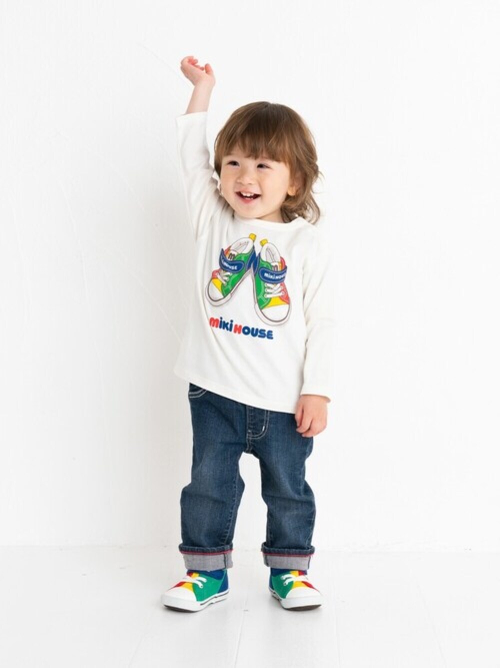「デニム、ロンT、キッズコーデ、カジュアルコーデ、デニムコーデ、白Tシャツ、mikihouse、ミキハウス、キッズファッション」｜「MIKI HOUSEのプリント長袖Ｔシャツ（Tシャツ/カットソー、ホワイト系）」を使った、mikihouse担当者さん（キッズ・82cm）の夏コーディネートの1枚目の写真