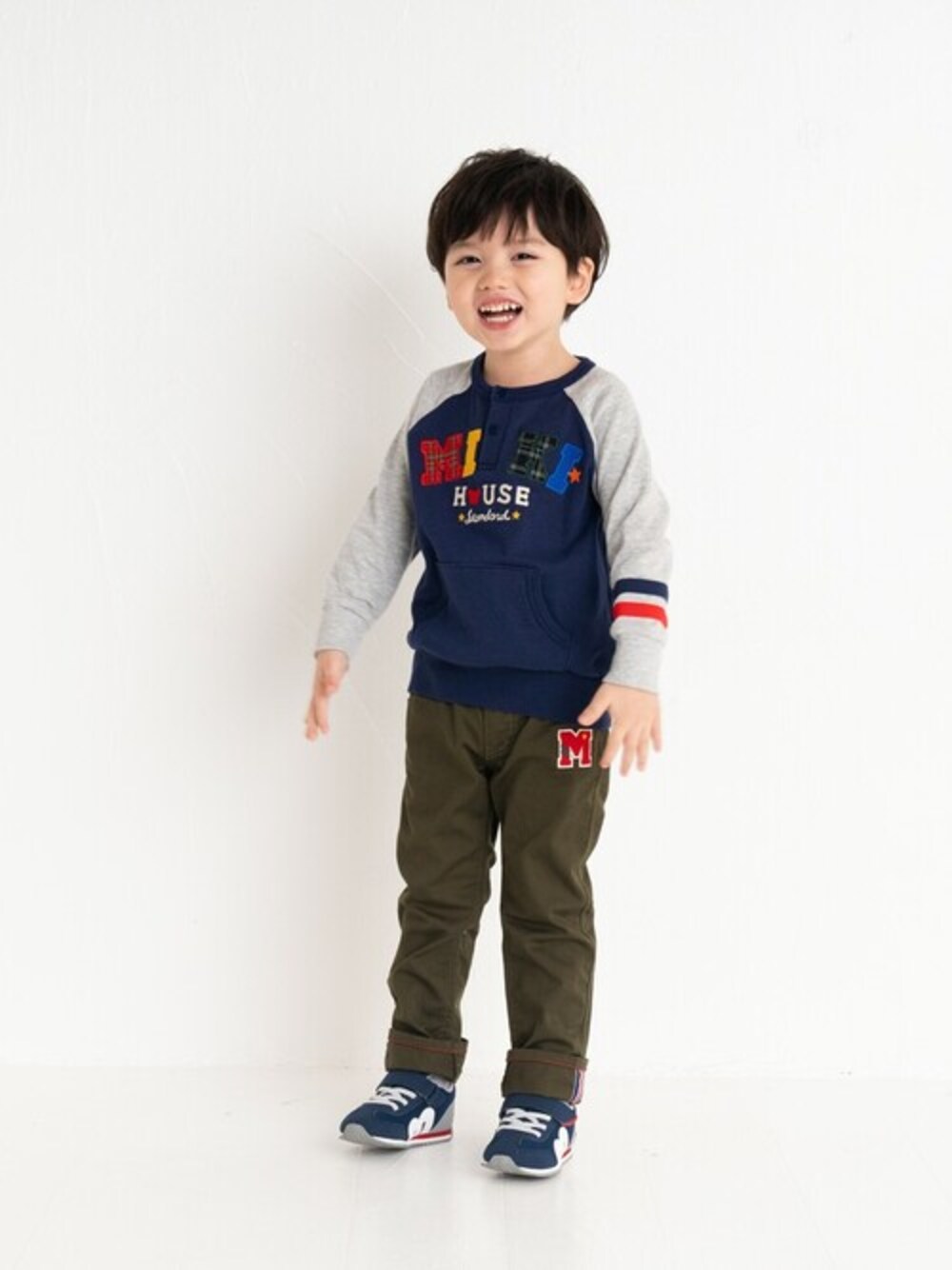 「スニーカーコーデ、キッズコーデ、カジュアルコーデ、男の子コーデ、mikihouse、ミキハウス、秋コーデ、秋先取りコーデ、キッズファッション」｜「MIKI HOUSEのラグラントレーナー（スウェット、ブルー系）」を使った、mikihouse担当者さん（キッズ・102cm）の夏コーディネートの1枚目の写真