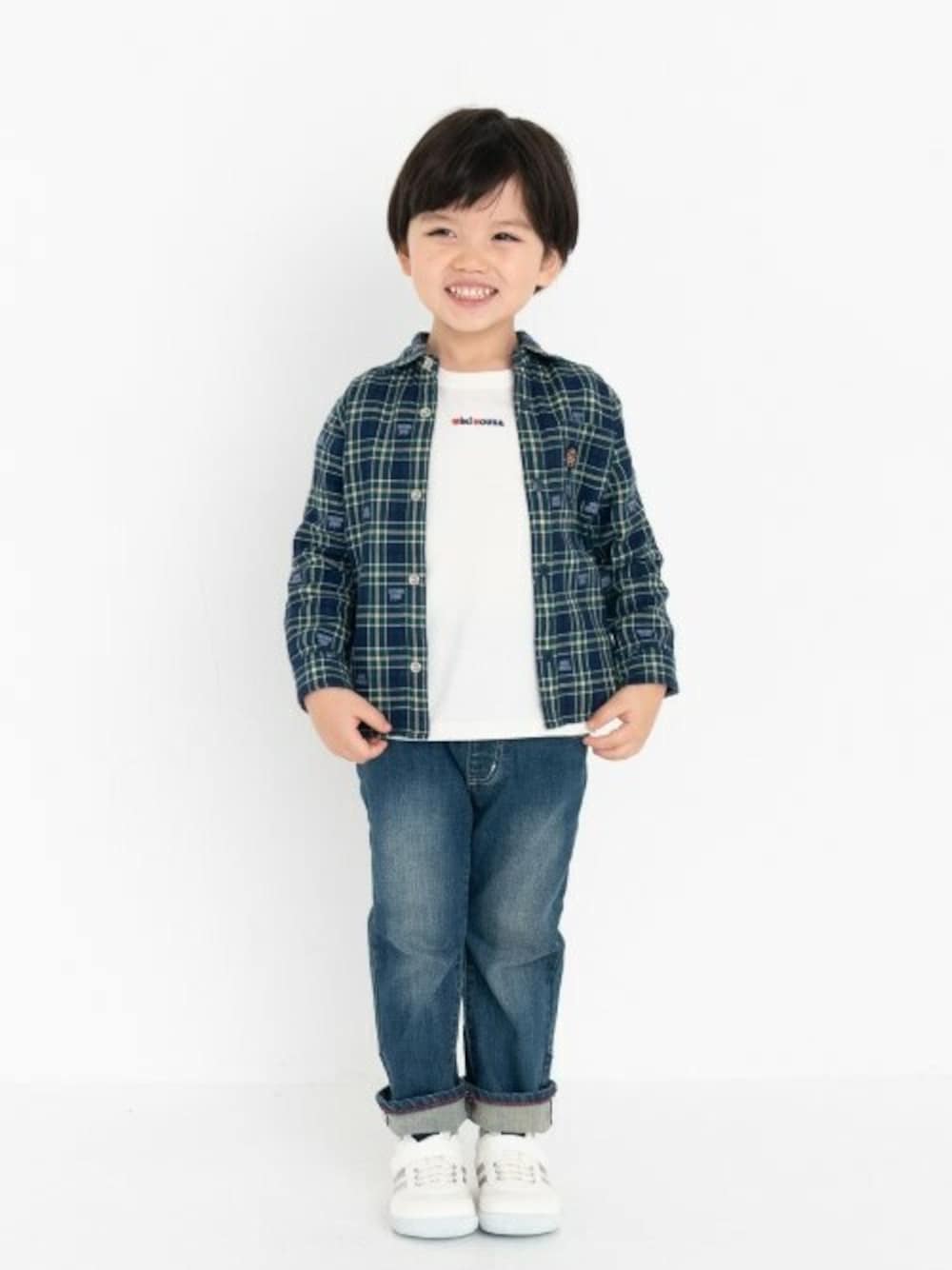 「チェックシャツ、チェック柄、キッズコーデ、シャツコーデ、デニムコーデ、mikihouse、ミキハウス、リンクコーデ、秋コーデ、秋トレンド2021」｜「MIKI HOUSEの長袖チェックシャツ（シャツ/ブラウス、ブルー系）」を使った、mikihouse担当者さん（キッズ・106cm）の夏コーディネートの1枚目の写真