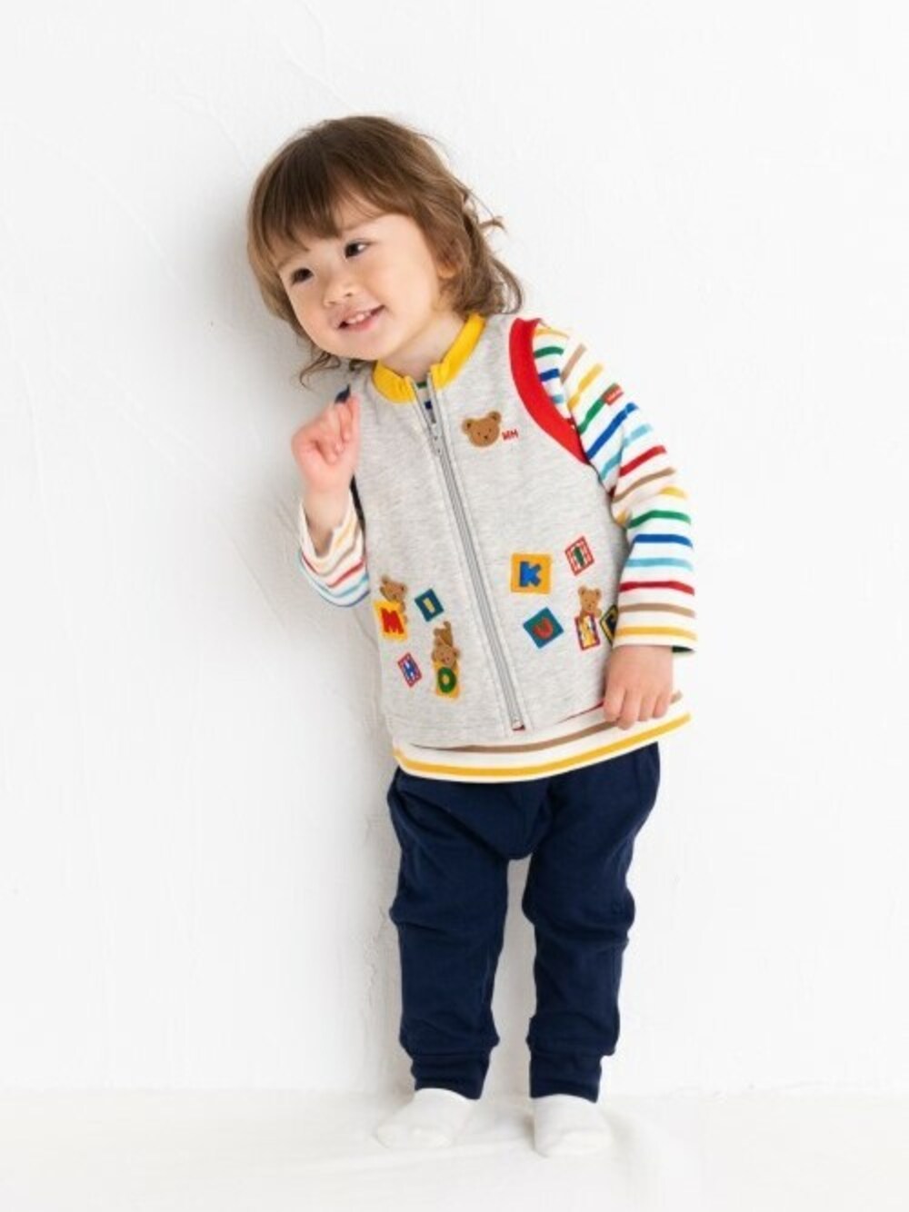 「ベスト、キッズコーデ、ボーダーコーデ、ボーダーカットソー、男の子コーデ、mikihouse、ミキハウス、キッズファッション、ベストスタイル、ベストコーデ」｜「MIKI HOUSEのジップアップベスト（ベスト、その他）」を使った、mikihouse担当者さん（キッズ・82cm）の秋コーディネートの1枚目の写真
