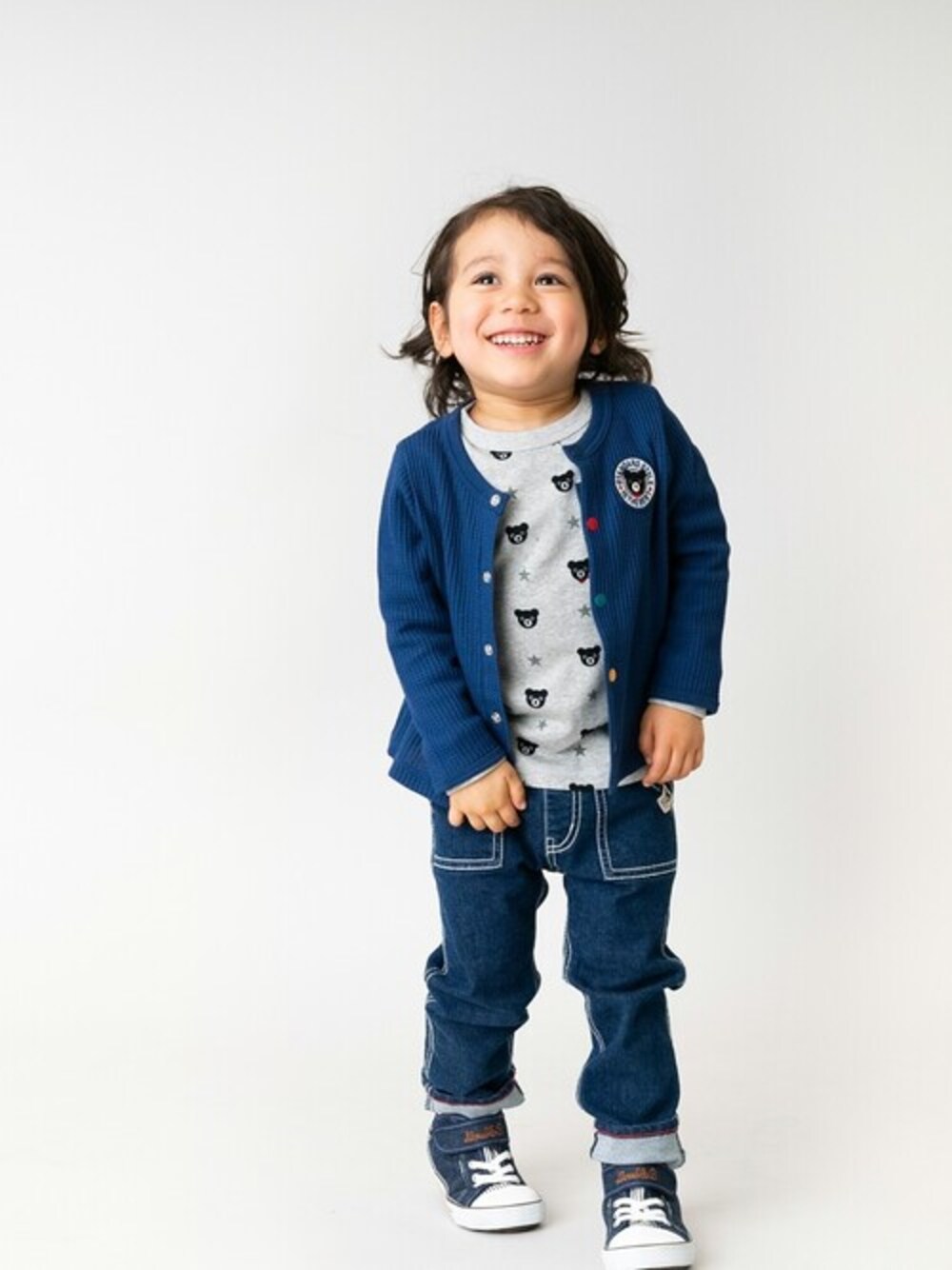 「カーディガン、キッズコーデ、総柄トップス、カジュアルコーデ、男の子コーデ、mikihouse、ミキハウス、秋コーデ、キッズファッション、ミキハウスDB」｜「DOUBLE_Bのワッフルカーディガン（カーディガン/ボレロ、ブルー系）」を使った、mikihouse担当者さん（キッズ・97cm）の秋コーディネートの1枚目の写真