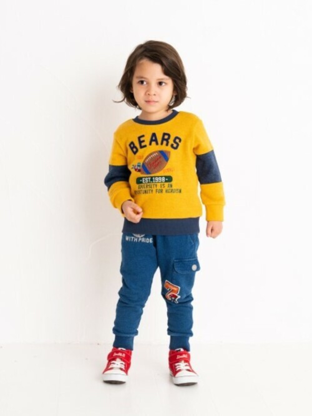 「スウェット、トレーナー、キッズコーデ、男の子コーデ、mikihouse、ミキハウス、キッズファッション、スウェットコーデ、アメカジコーデ、ミキハウスDB」｜「DOUBLE_Bのタッチダウントレーナー（スウェット、イエロー系）」を使った、mikihouse担当者さん（キッズ・104cm）の秋コーディネートの1枚目の写真