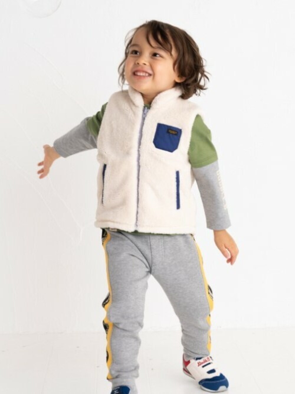 「スウェットパンツ、冬コーデ、キッズコーデ、カジュアルコーデ、mikihouse、ミキハウス、秋コーデ、キッズファッション、スウェットコーデ、ミキハウスDB」｜「DOUBLE_Bのメッセージロゴパンツ（スウェットパンツ、グレー系）」を使った、mikihouse担当者さん（キッズ・97cm）の秋コーディネートの1枚目の写真