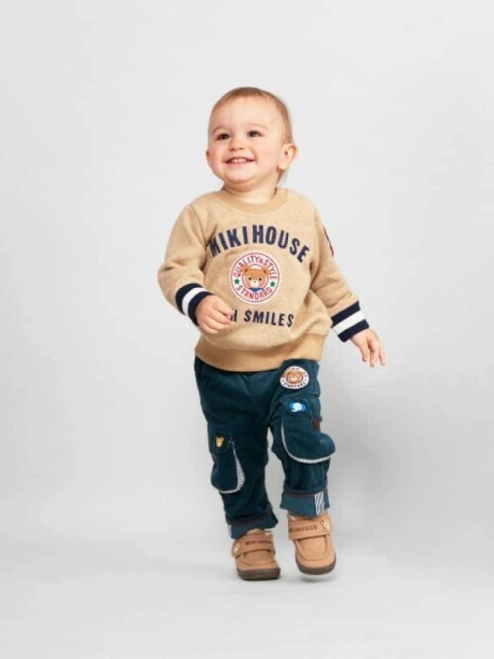 「スウェット、トレーナー、冬コーデ、裏起毛、キッズコーデ、男の子コーデ、mikihouse、ミキハウス、キッズファッション、スウェットコーデ」｜「MIKI HOUSEのプッチーワッペン長袖トレーナー（スウェット、ベージュ系）」を使った、mikihouse担当者さん（キッズ・84cm）の秋コーディネートの1枚目の写真
