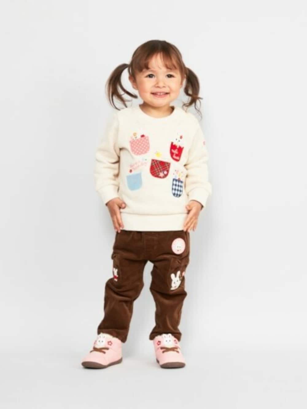 「トレーナー、冬コーデ、裏起毛、キッズコーデ、女の子コーデ、mikihouse、ミキハウス、キッズファッション、裏起毛スウェット」｜「MIKI HOUSEのポケットうさこ長袖トレーナー（スウェット、ベージュ系）」を使った、mikihouse担当者さん（キッズ・84cm）の秋コーディネートの1枚目の写真