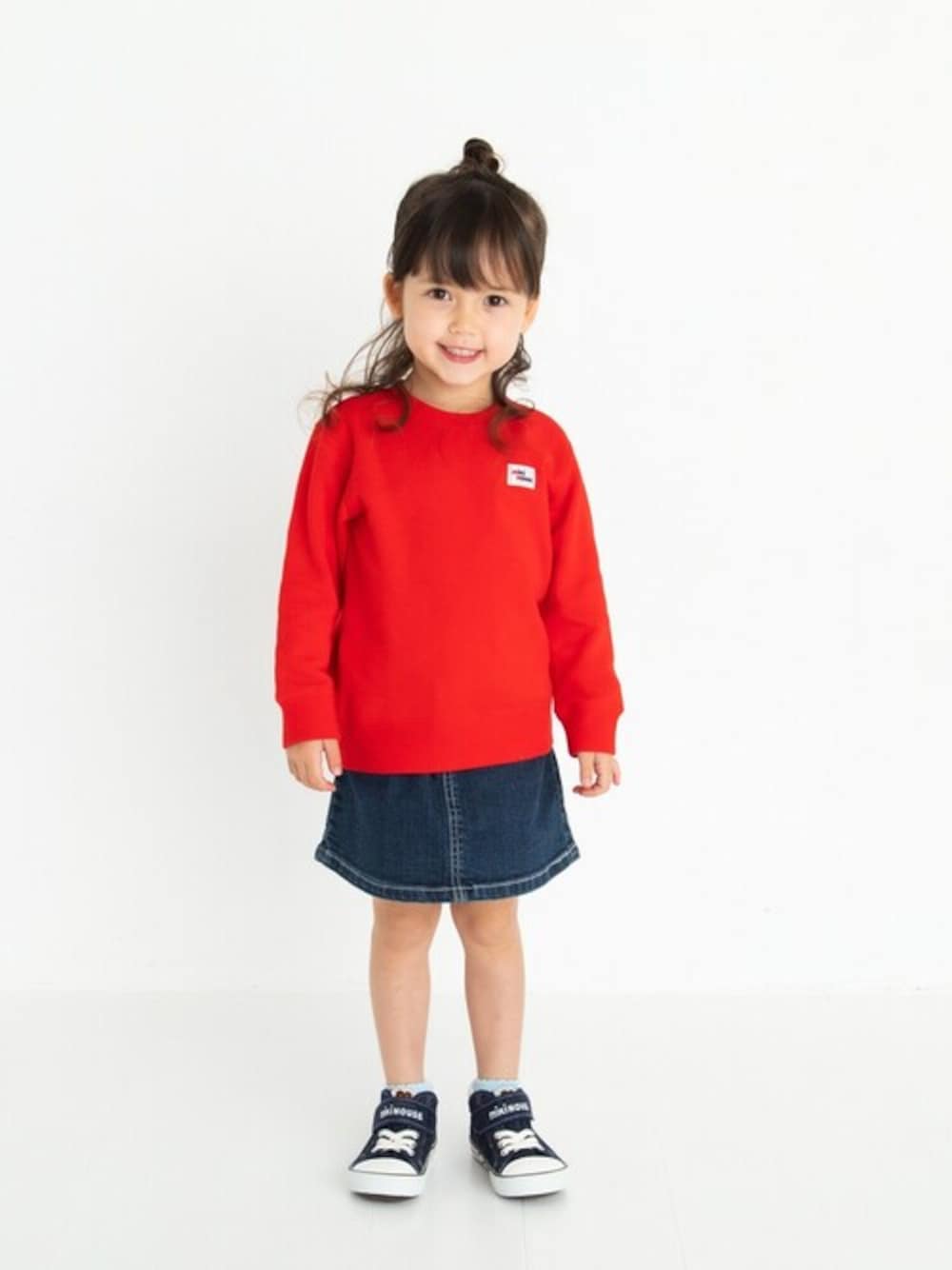 「スウェット、トレーナー、デニムスカート、キッズコーデ、カジュアルコーデ、女の子コーデ、mikihouse、ミキハウス、秋コーデ、スウェットコーデ」｜「MIKI HOUSEのWEB限定品質実感トレーナー（スウェット、レッド系）」を使った、mikihouse担当者さん（キッズ・98cm）の秋コーディネートの1枚目の写真