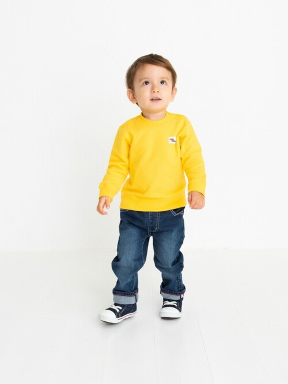 「スウェット、トレーナー、キッズコーデ、カジュアルコーデ、mikihouse、ミキハウス、ビビッドカラー、秋コーデ、キッズファッション、スウェットコーデ」｜「MIKI HOUSEのWEB限定品質実感トレーナー（スウェット、イエロー系）」を使った、mikihouse担当者さん（キッズ・90cm）の秋コーディネートの1枚目の写真