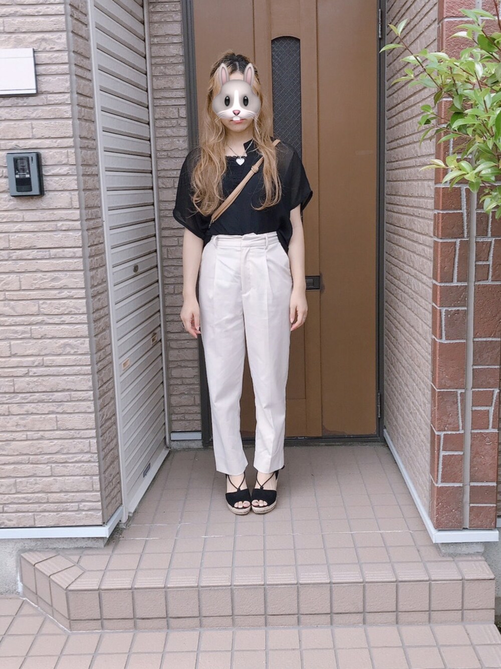 「シンプル、シンプルコーデ、夏コーデ、スタイルアップ」｜「JEANASISのアイテム（スラックス、ベージュ系）」を使った、まゆかさん（レディース・153cm）の夏コーディネートの1枚目の写真
