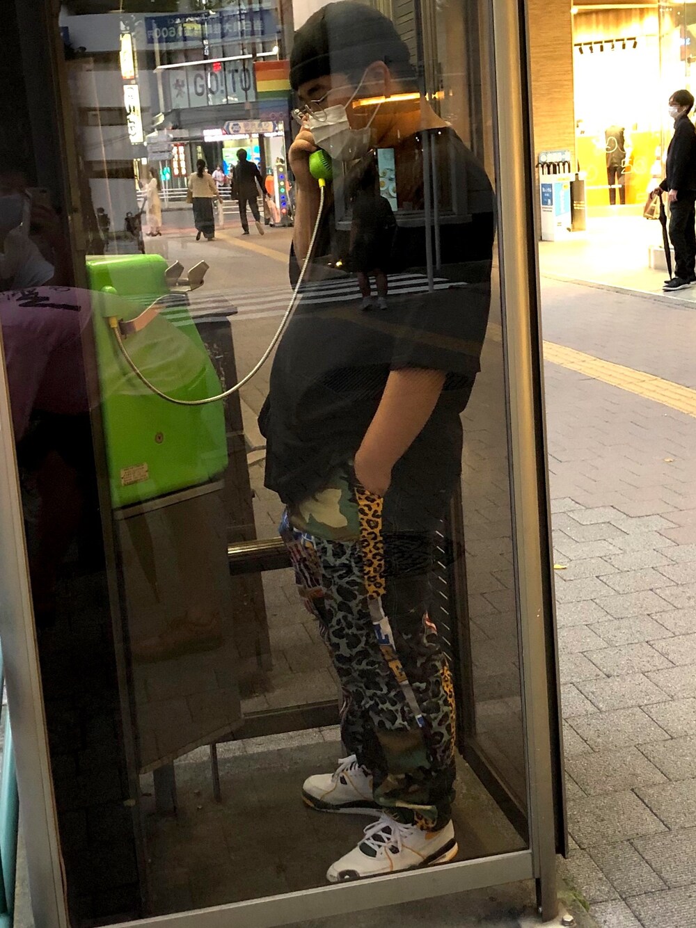 「夏コーデ、XLARGE、NIKE、公衆電話」｜「XLARGEのPATCHWORK PANTS（その他パンツ、その他）」を使った、ｲｻﾐﾝさん（メンズ・172cm）の秋コーディネートの1枚目の写真
