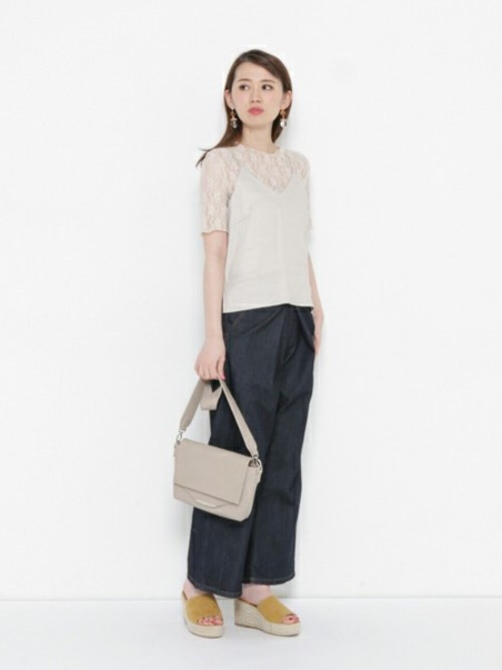 ホワイト系のシャツ/ブラウス、ベージュ系のTシャツ/カットソー、ブルー系のデニムパンツを着用したレディースの春コーディネートの1枚目の写真