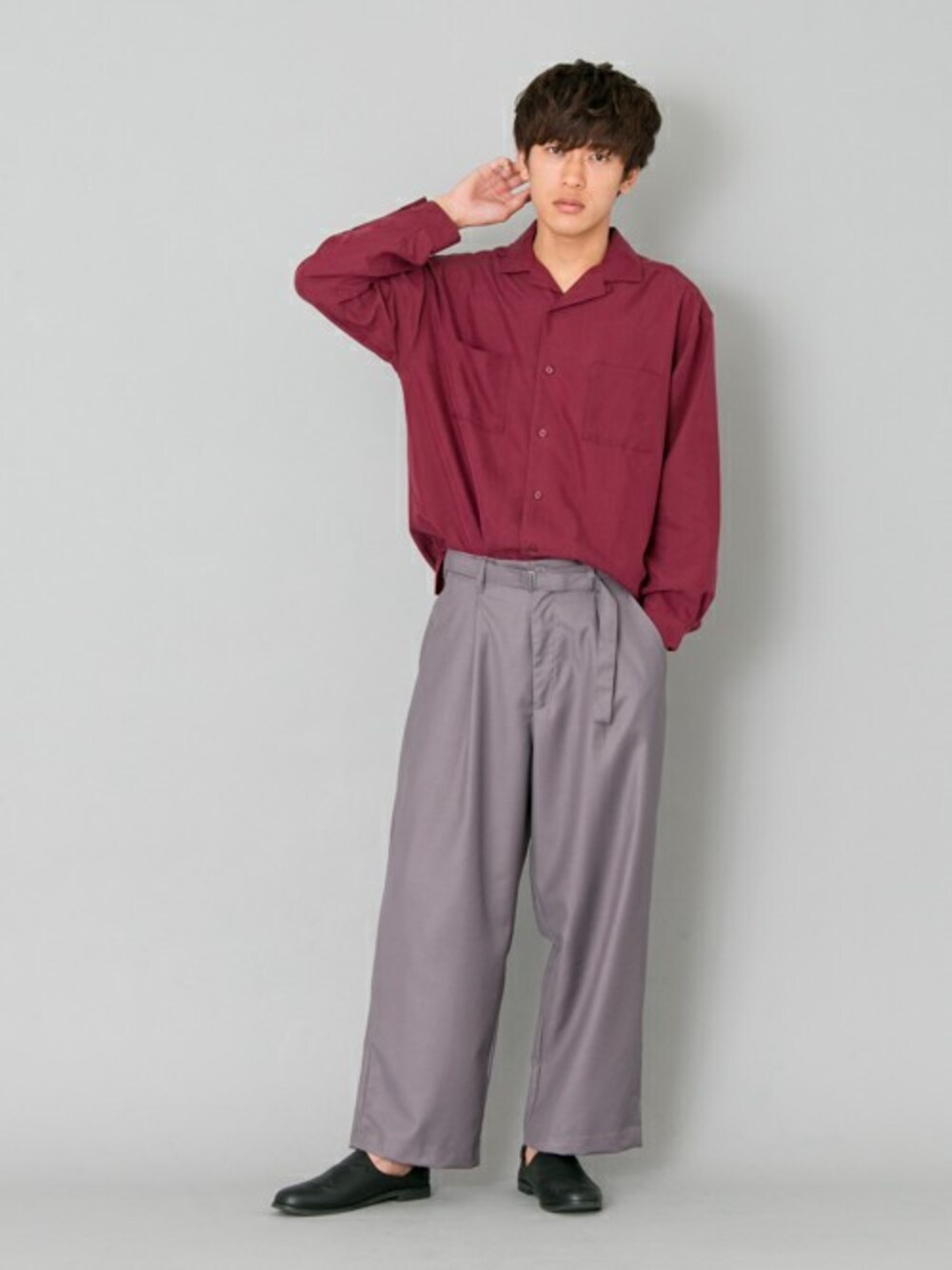 レッド系のシャツ/ブラウス、グレー系のその他パンツを着用したメンズの夏コーディネートの1枚目の写真