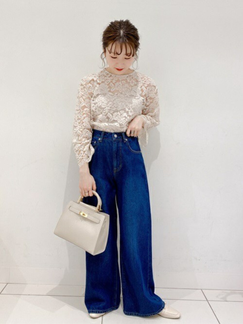 ベージュ系のシャツ/ブラウス、ホワイト系のローファー、ブルー系のその他パンツを着用したレディースの春コーディネートの1枚目の写真