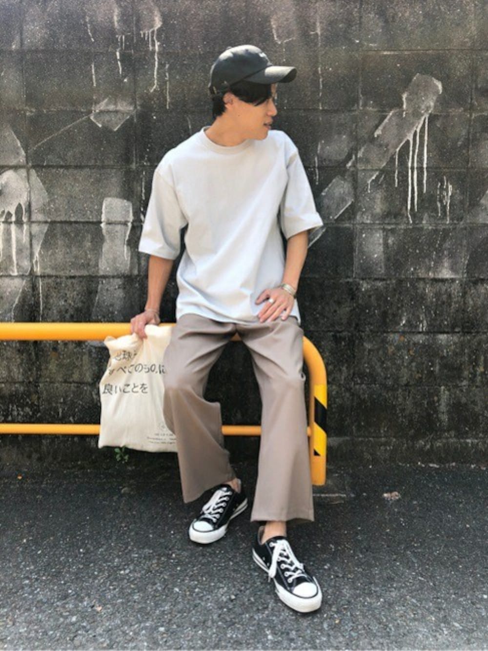 「Tシャツ、converse、ワイドパンツ、WILDTHINGS、SENSEOFPLACE、センスオブプレイス、goodwear、SENSE OF PLACE by URBAN RESEARCH、CARREMAN」｜「SENSE OF PLACE by URBAN RESEARCHのCARREMANワイドスラックス（スラックス、ベージュ系）」を使った、SENSE OF PLACE ONLINE STOREさん（メンズ・170cm）の春コーディネートの1枚目の写真