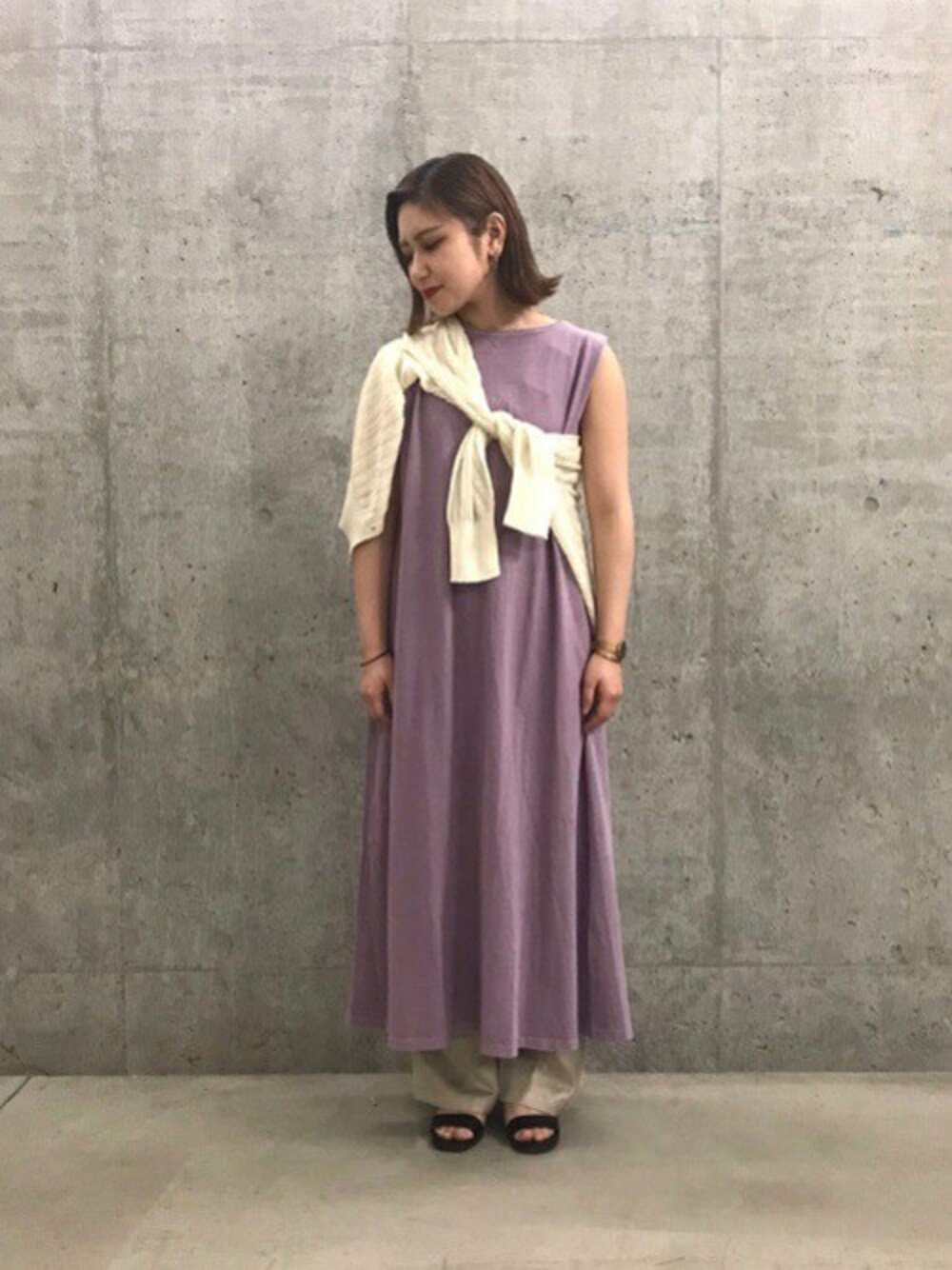「ワンピース、大人カジュアル、サンダル、SENSEOFPLACE、シンプルコーデ、ナチュラルスタイル、夏コーデ、センスオブプレイス、ラベンダーカラー、SENSE OF PLACE by URBAN RESEAR」｜「SENSE OF PLACE by URBAN RESEARCHのシアーリブニットカーディガン（カーディガン/ボレロ、ベージュ系）」を使った、SENSE OF PLACE ONLINE STOREさん（レディース・160cm）の春コーディネートの1枚目の写真
