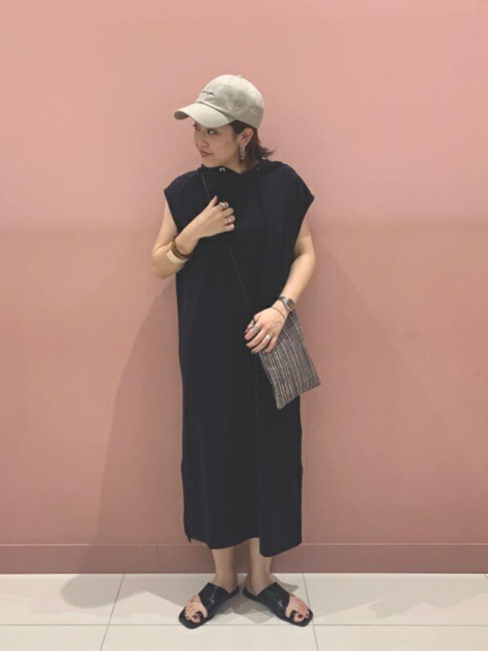 「スウェットワンピース、キャップ、スポーツミックス、Champion、SENSEOFPLACE、Champion別注、センスオブプレイス、SENSE OF PLACE、SENSE OF PLACE by URBAN RESEAR、SENSE OF PLACE by URBAN RESEARCH」｜「Championの【別注】championロングワンピース（ワンピース、ブラック系）」を使った、SENSE OF PLACE ONLINE STOREさん（レディース・160cm）の春コーディネートの1枚目の写真