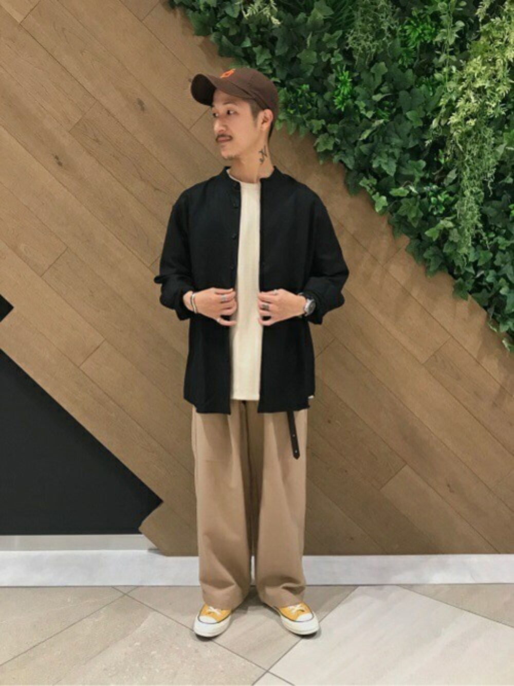 ベージュ系のTシャツ/カットソー、ブラック系のシャツ/ブラウスを着用したメンズの夏コーディネートの1枚目の写真
