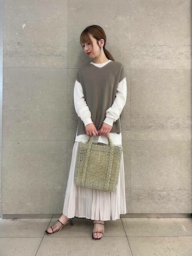 ベスト（グレー系）を使った「プリーツスカート」の人気ファッション
