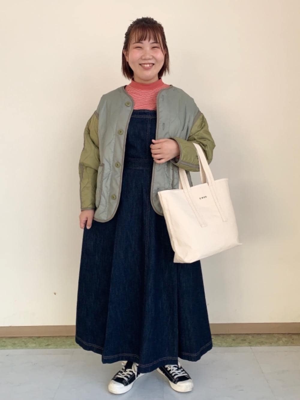 「サロペット、スニーカーコーデ、アースカラー、シンプルコーデ、レイヤードコーデ、でにむ、みりたりー、今季のトレンド！ボーダーアイテム、秋トレンド2021」｜「coenの【ユニセックス】ミリタリーキルトジャケット#（ミリタリージャケット、グリーン系）」を使った、coen なんばらさん（レディース・157cm）の秋コーディネートの1枚目の写真