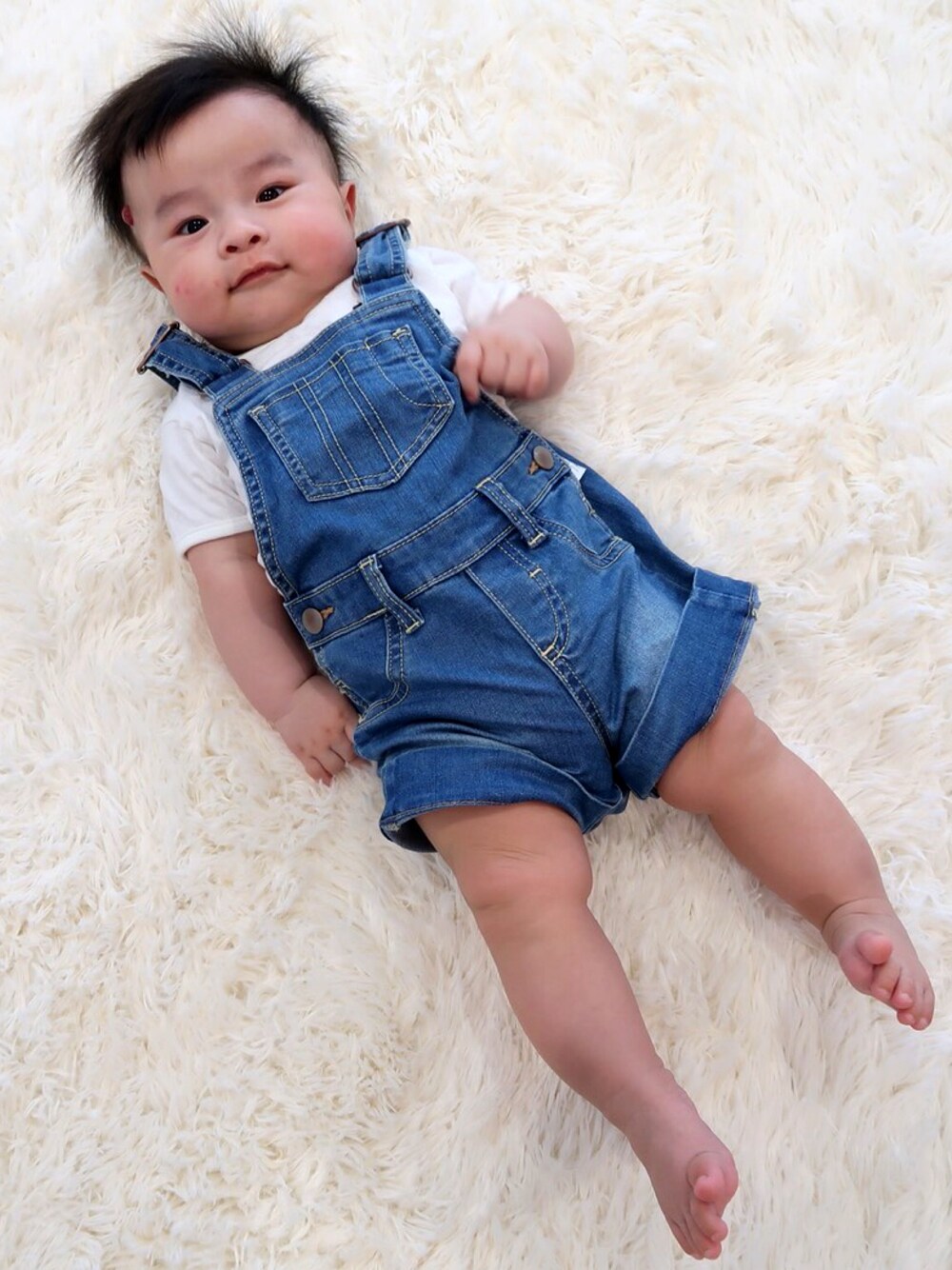 「lativのアイテム（デニムパンツ、ブルー系）」を使った、樂さん（キッズ・70cm）の夏コーディネートの1枚目の写真