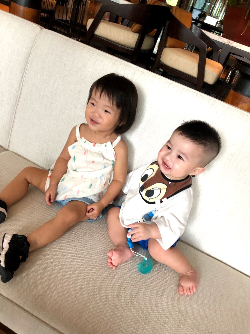 「ZARA KIDSのアイテム（その他パンツ、ブルー系）」を使った、樂さん（キッズ・70cm）の夏コーディネートの1枚目の写真