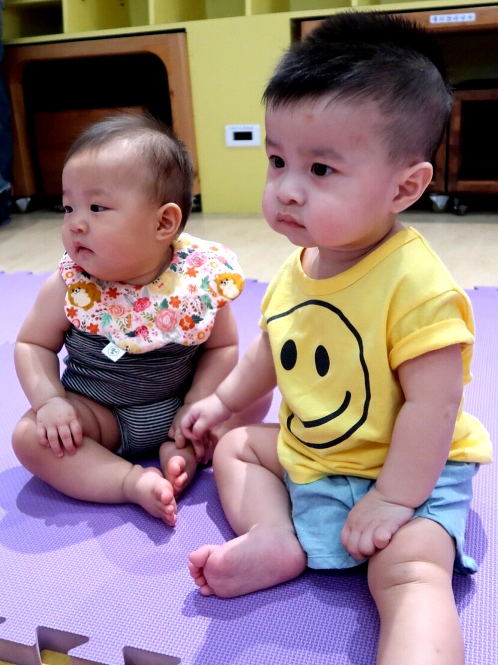 「babyGAPのアイテム（Tシャツ/カットソー、イエロー系）」を使った、樂さん（キッズ・70cm）の夏コーディネートの1枚目の写真