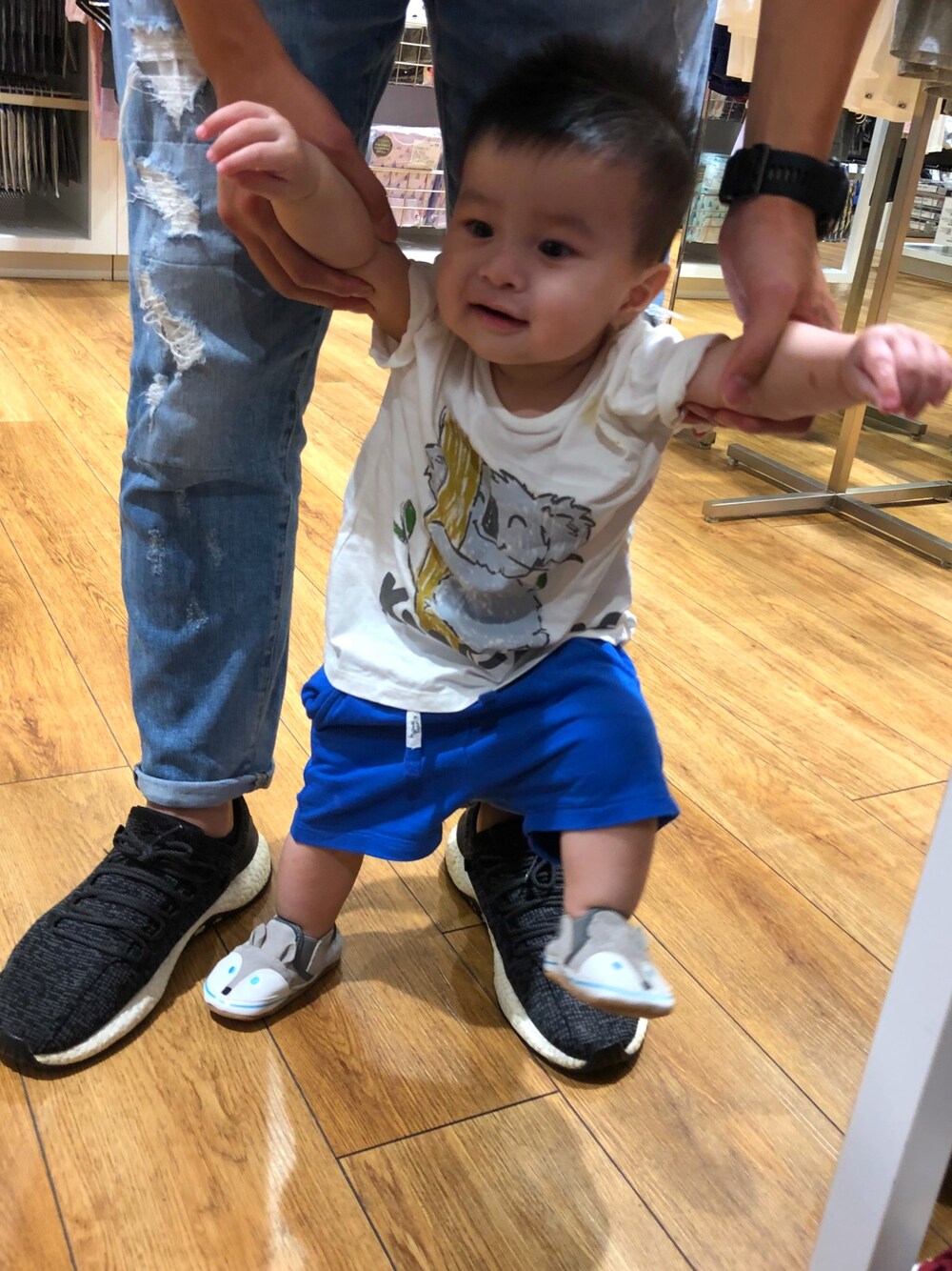 「ZARA KIDSのアイテム（Tシャツ/カットソー、ホワイト系）」を使った、樂さん（キッズ・70cm）の夏コーディネートの1枚目の写真