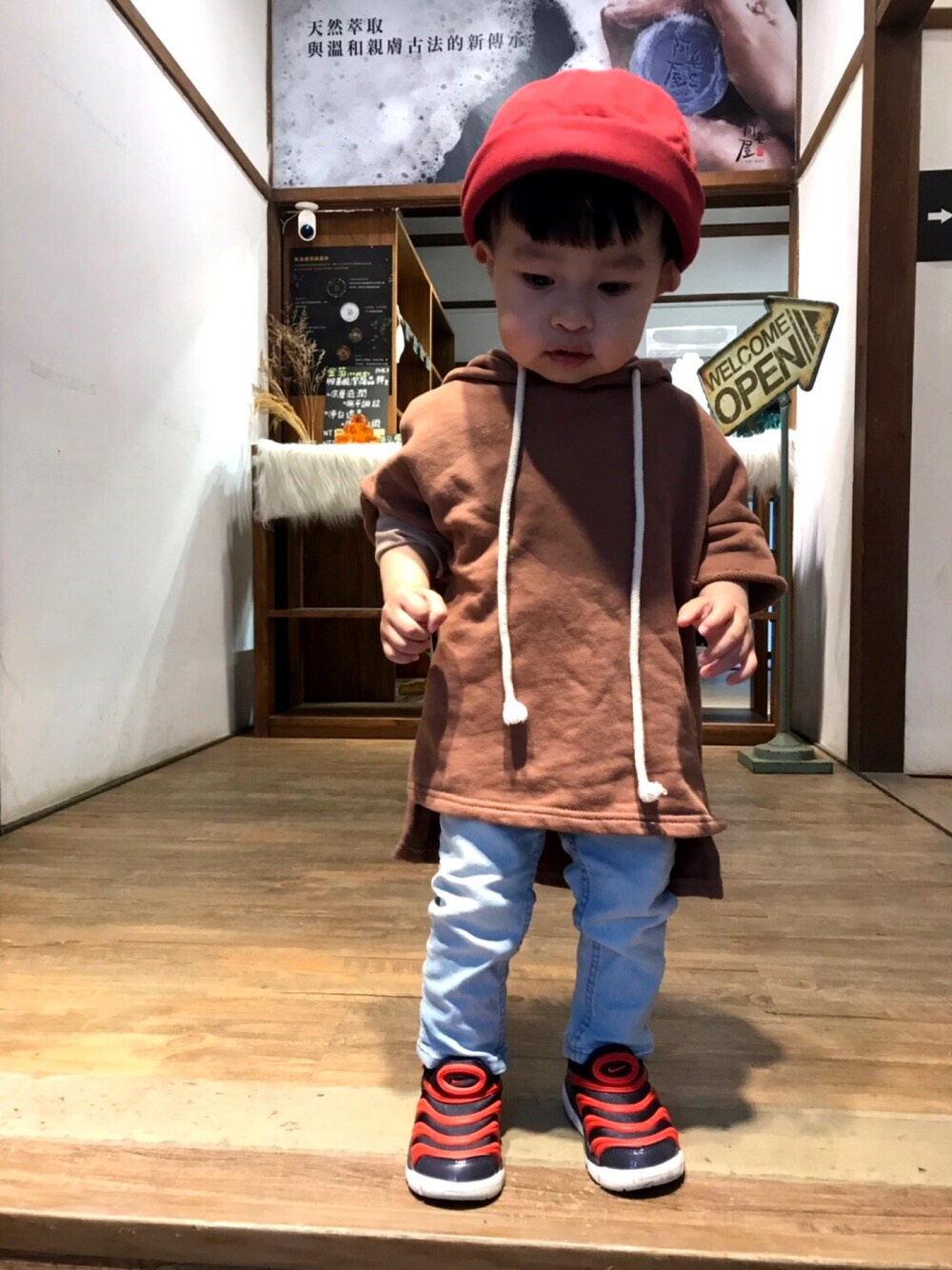 「檜意森活村」｜「NIKEのアイテム（シューズ、ブラック系）」を使った、樂さん（キッズ・70cm）の冬コーディネートの1枚目の写真