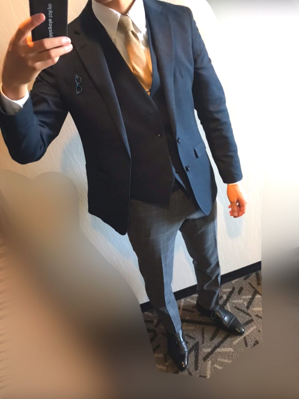 「スーツスタイル」｜「THE SUIT COMPANYのセミロングノーズ ストレートチップシューズ（シューズ、ブラック系）」を使った、FLさん（メンズ・178cm）の春コーディネートの1枚目の写真