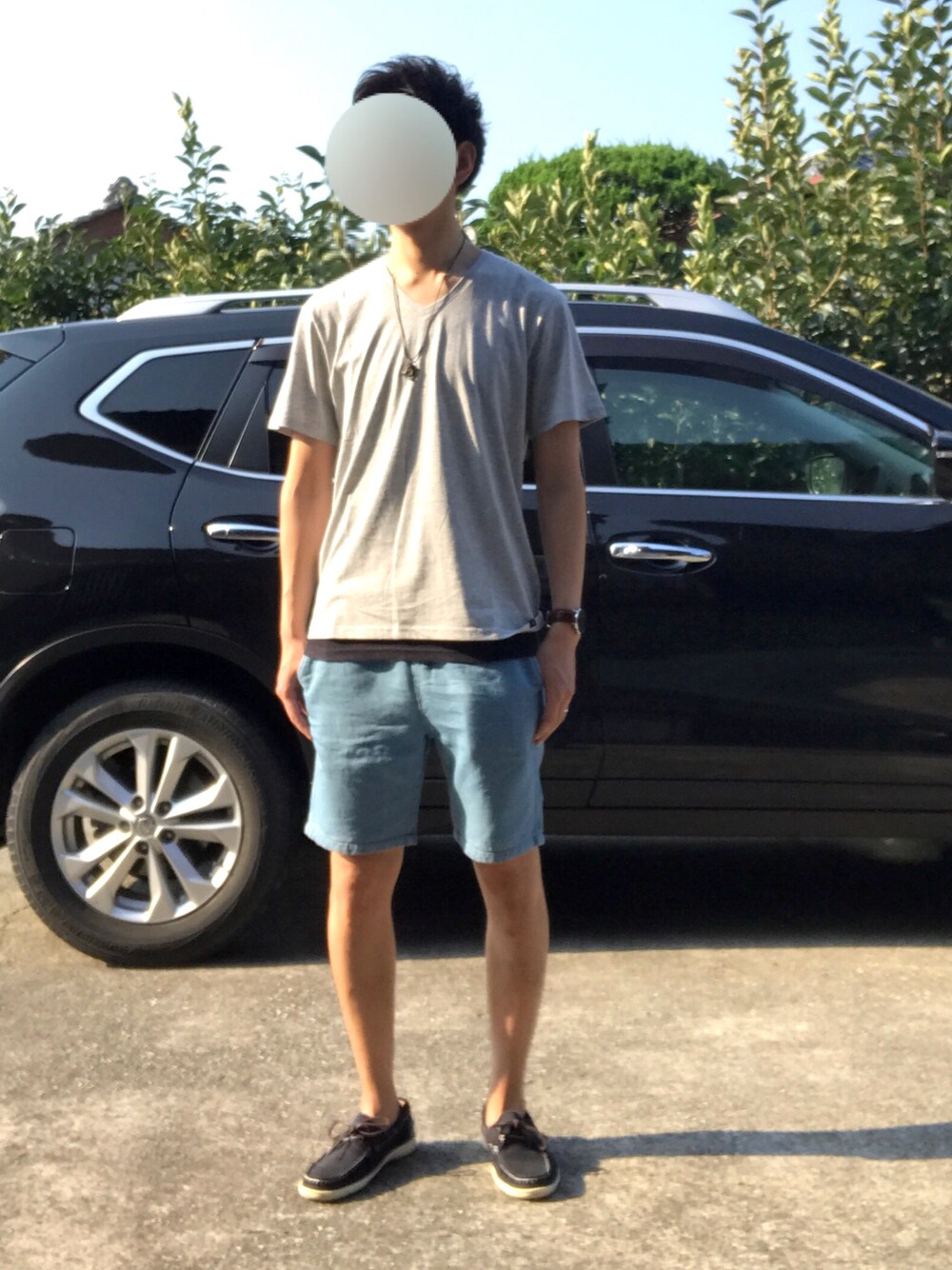 「無地」｜「NANO universeの：スーピマコットンＶネックＴシャツ　ＳＳ（Tシャツ/カットソー、グレー系）」を使った、FLさん（メンズ・178cm）の夏コーディネートの1枚目の写真