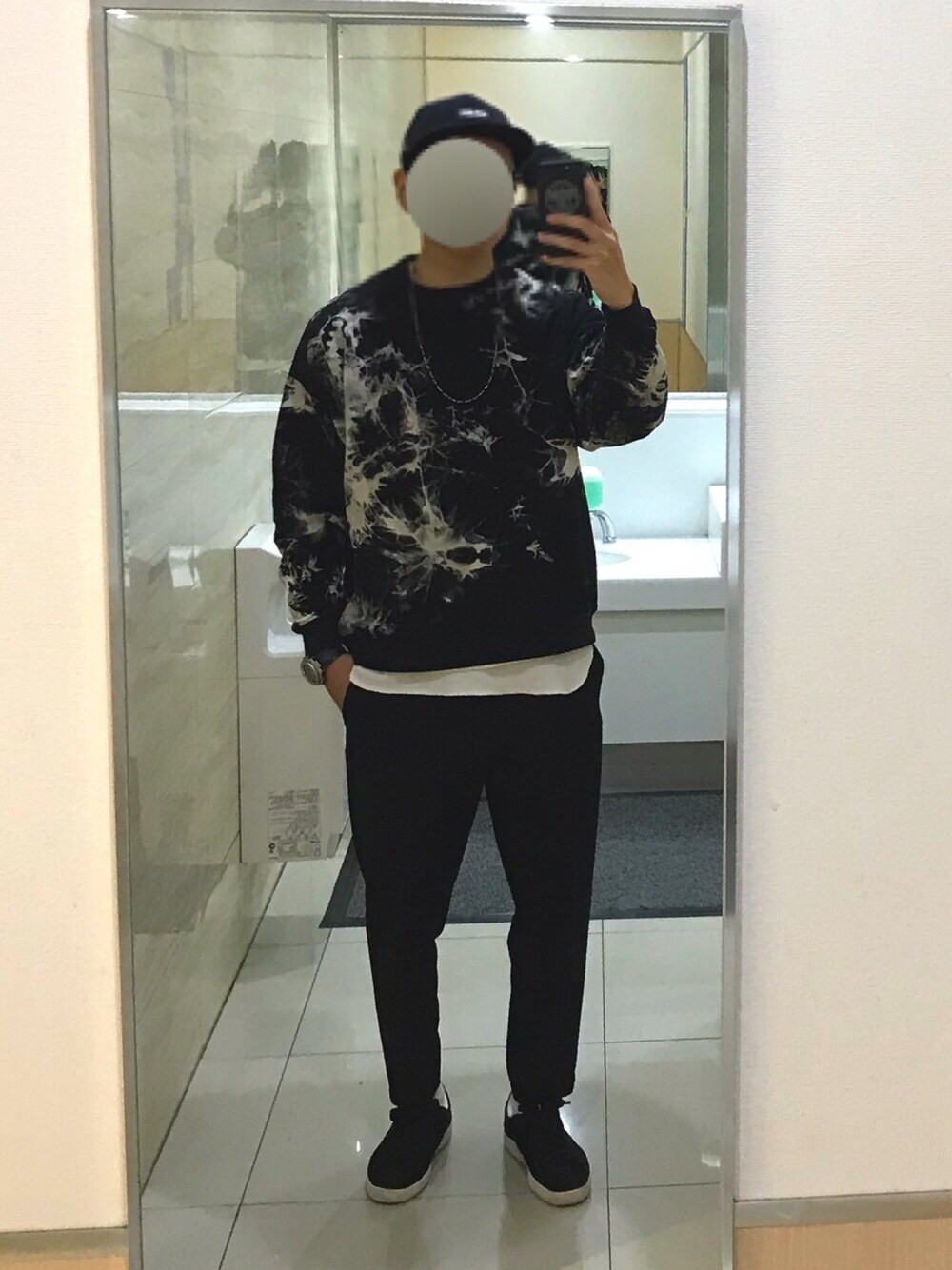 「ジャーナルスタンダード、タイダイ柄」｜「JOURNAL STANDARDの◆Tie Dye ビッグシルエット クルーネック スウェット（スウェット、ブラック系）」を使った、FLさん（メンズ・178cm）の冬コーディネートの1枚目の写真