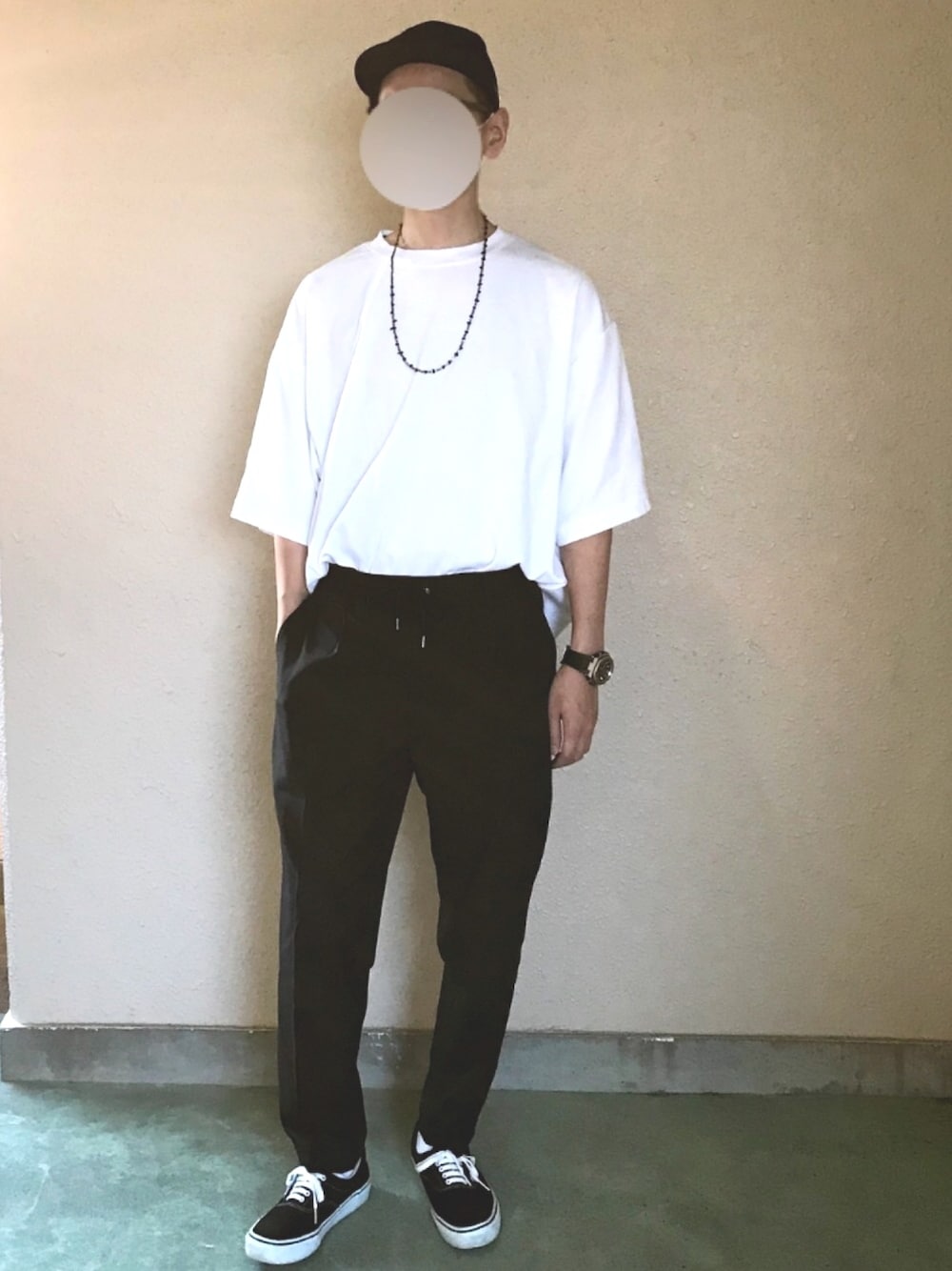 「UNIQLO U」｜「UNIQLOのエアリズムコットンオーバーサイズTシャツ（5分袖）（Tシャツ/カットソー、ホワイト系）」を使った、FLさん（メンズ・178cm）の夏コーディネートの1枚目の写真