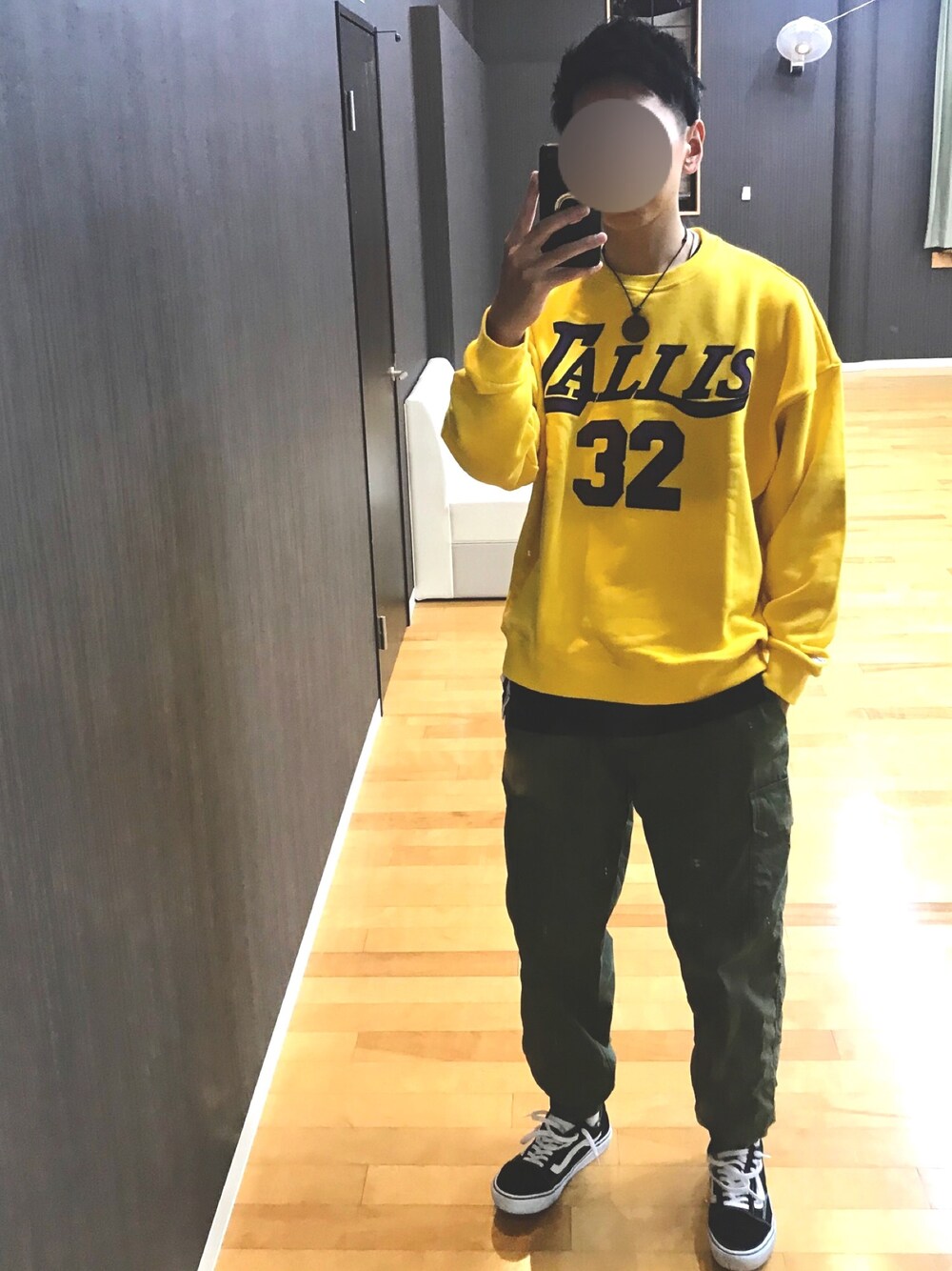 「黄色」｜「GALLIS ADDICTIONのGA ナンバリングロゴスウェット（スウェット、イエロー系）」を使った、FLさん（メンズ・178cm）の秋コーディネートの1枚目の写真