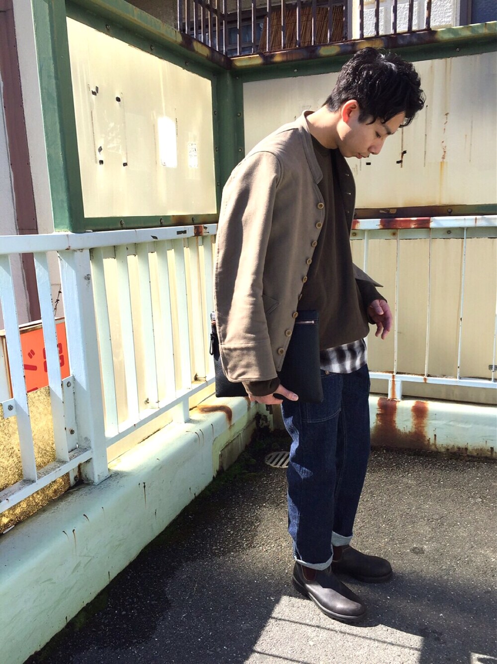 「カジュアル、春コーデ、デニム、ロールアップ、カーキ、ベージュ、サイドゴアブーツ、orslow、blundstone、クラッチバッグ」｜「ANATOMICAのアイテム（ジャケット/アウター、ベージュ系）」を使った、やまぐちさん（メンズ・173cm）の冬コーディネートの1枚目の写真