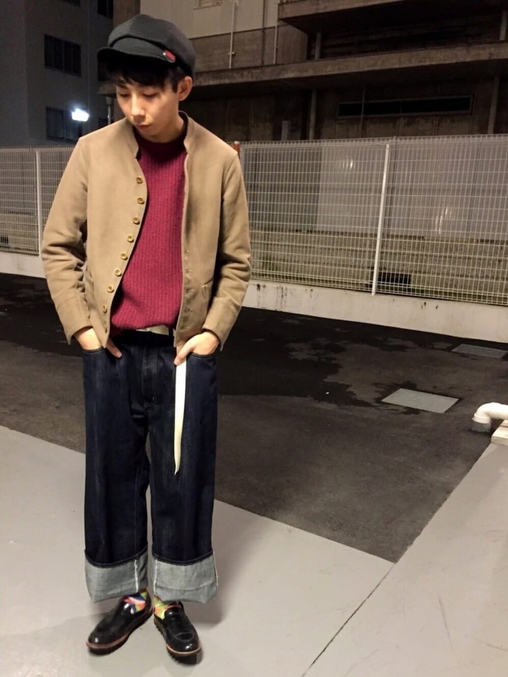 「デニムパンツ、ピンクニット、ワイドデニム、柄靴下、キャスケット、ガチャベルト、手抜きコーデ、差し色　赤、カジュアル、ベージュアウター」｜「CA4LAのアイテム（キャスケット、ブラック系）」を使った、やまぐちさん（メンズ・173cm）の冬コーディネートの1枚目の写真