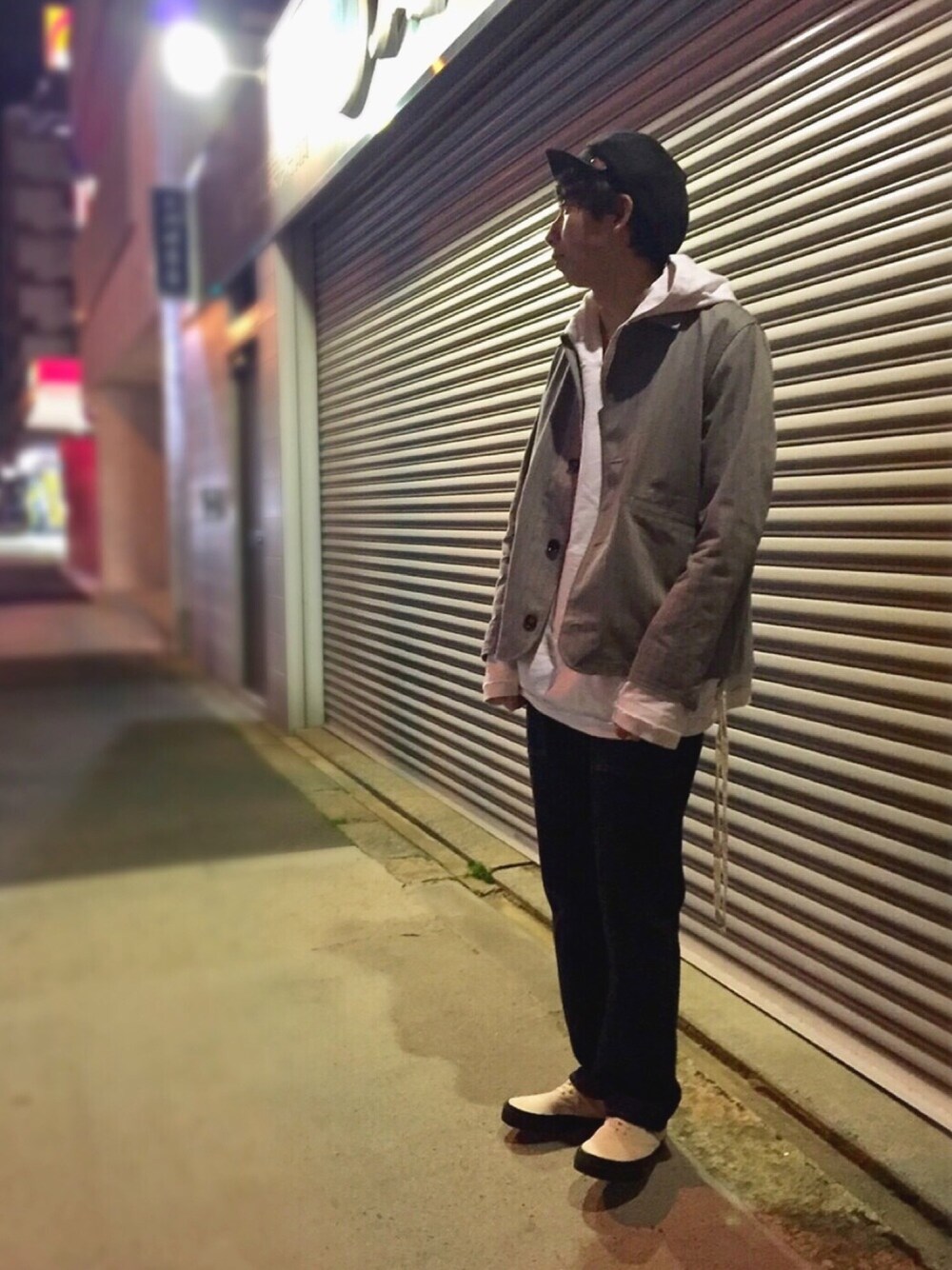 「セットアップ　着回し、カジュアル、白パーカー、デニムパンツ、キャスケット、スニーカーコーデ、アイボリー、ANATOMICA、orslow、STAMPD」｜「CA4LAのアイテム（キャスケット、ブラック系）」を使った、やまぐちさん（メンズ・173cm）の春コーディネートの1枚目の写真